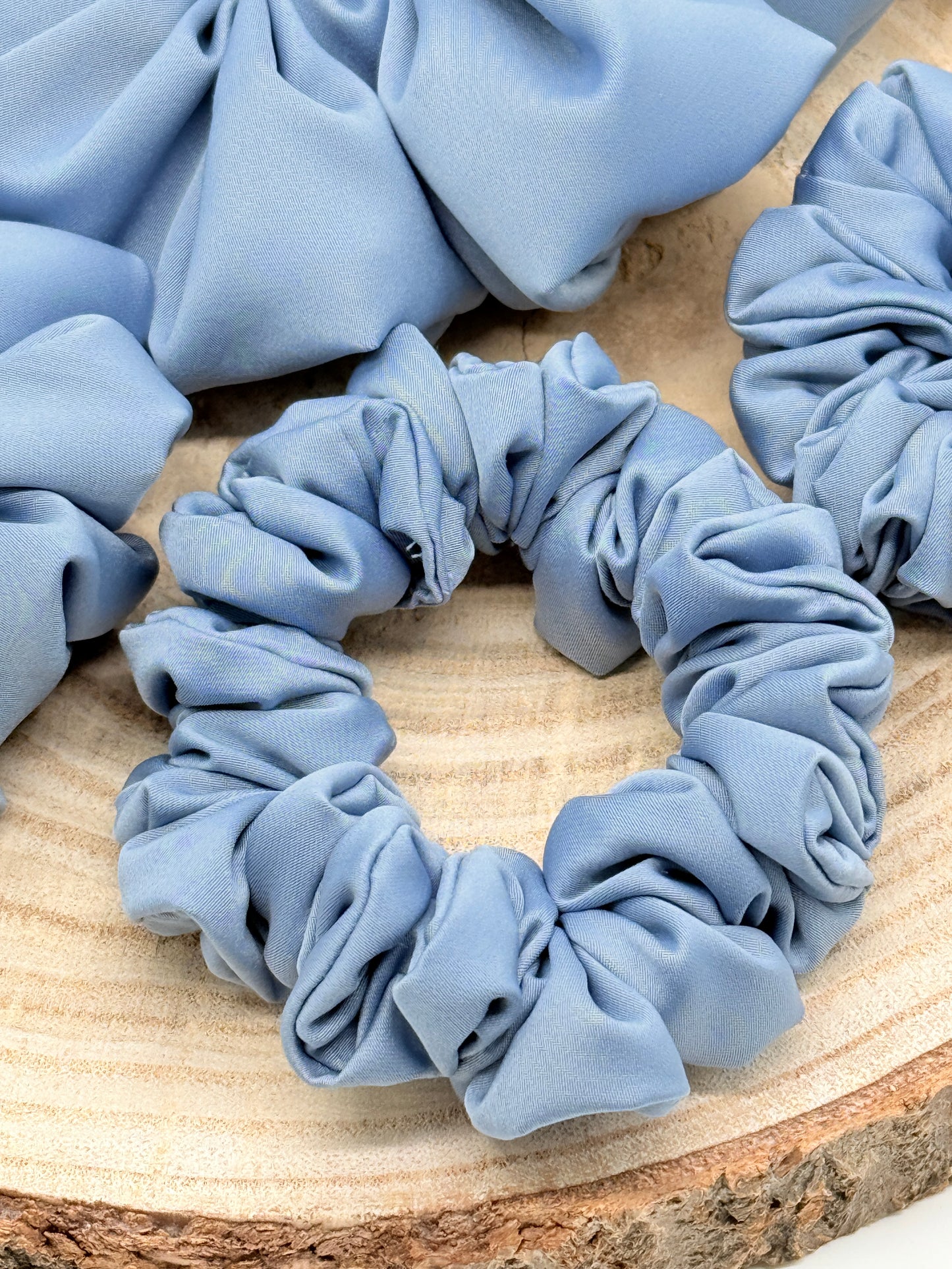 Satin Scrunchie Haargummi grau uni in vier Größen von XL bis XS