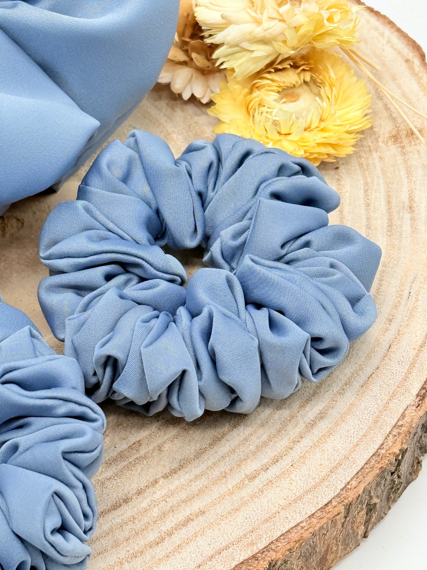 Satin Scrunchie Haargummi grau uni in vier Größen von XL bis XS