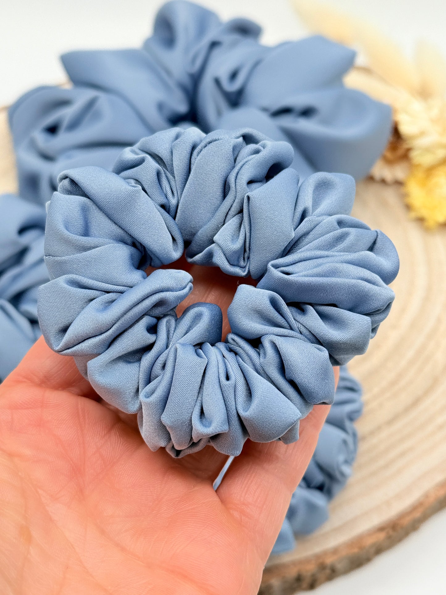 Satin Scrunchie Haargummi grau uni in vier Größen von XL bis XS