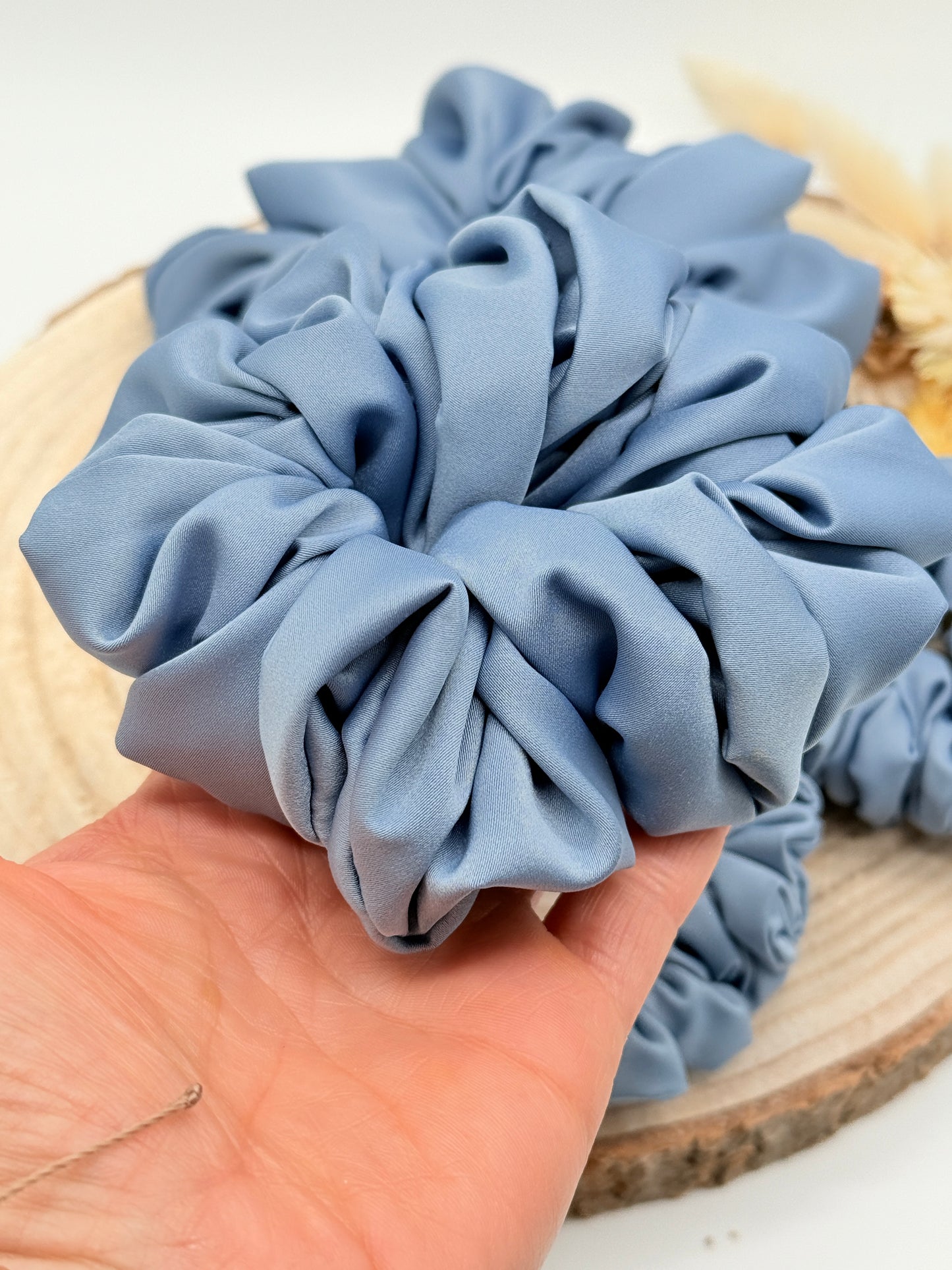 Satin Scrunchie Haargummi grau uni in vier Größen von XL bis XS
