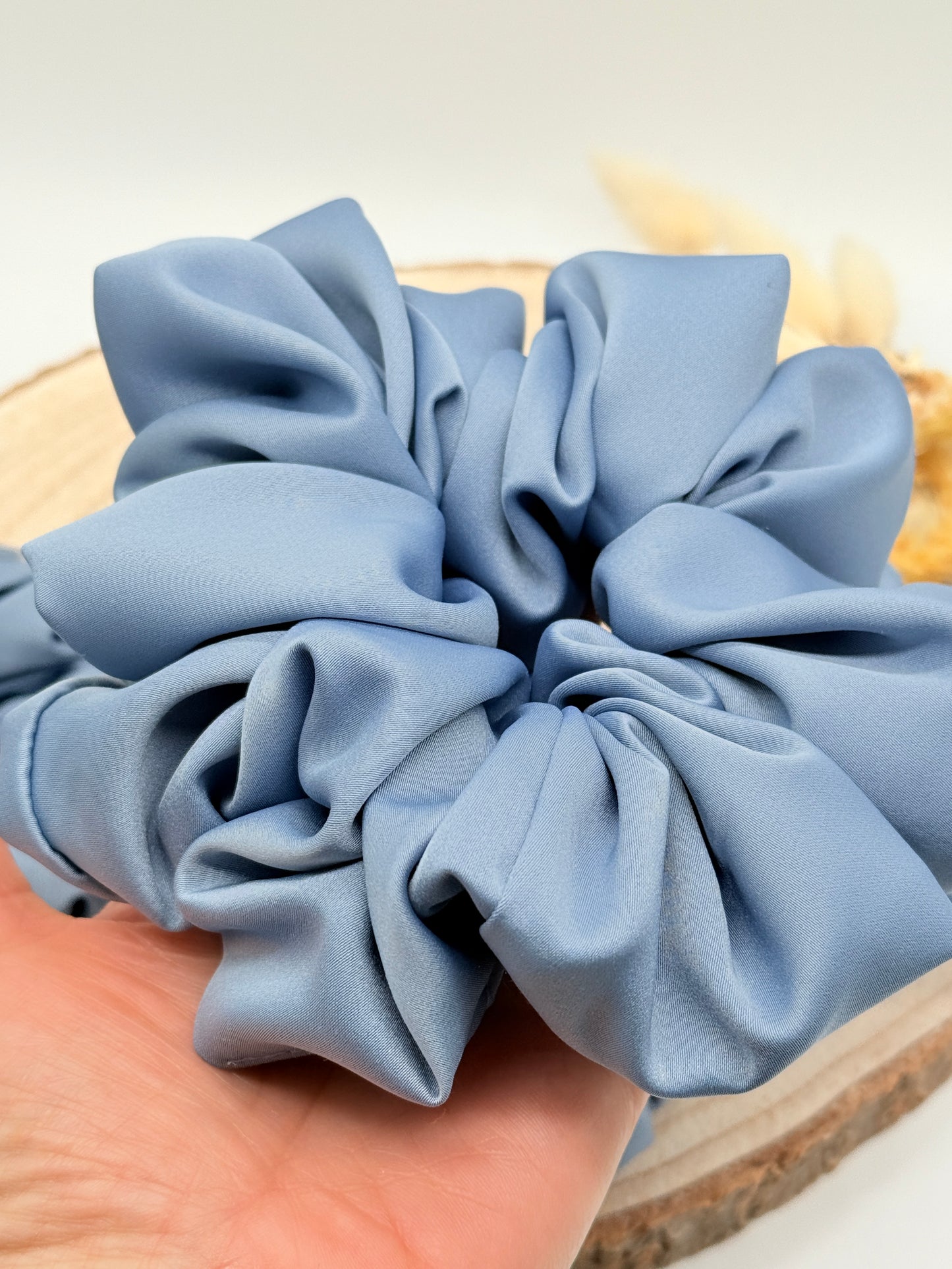 Satin Scrunchie Haargummi grau uni in vier Größen von XL bis XS