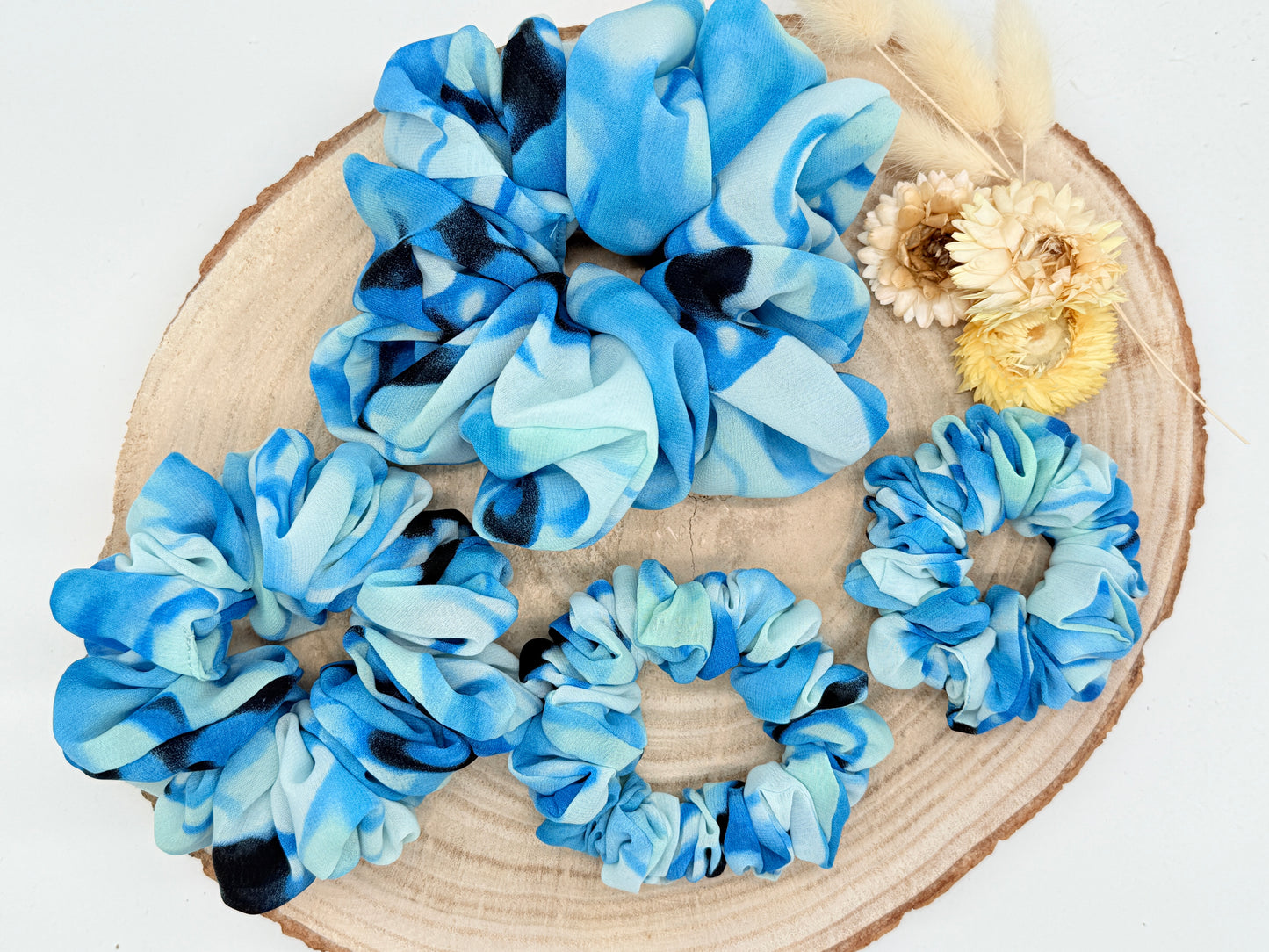Chiffon Scrunchie Haargummi Aquarell blau in vier Größen von XL bis XS
