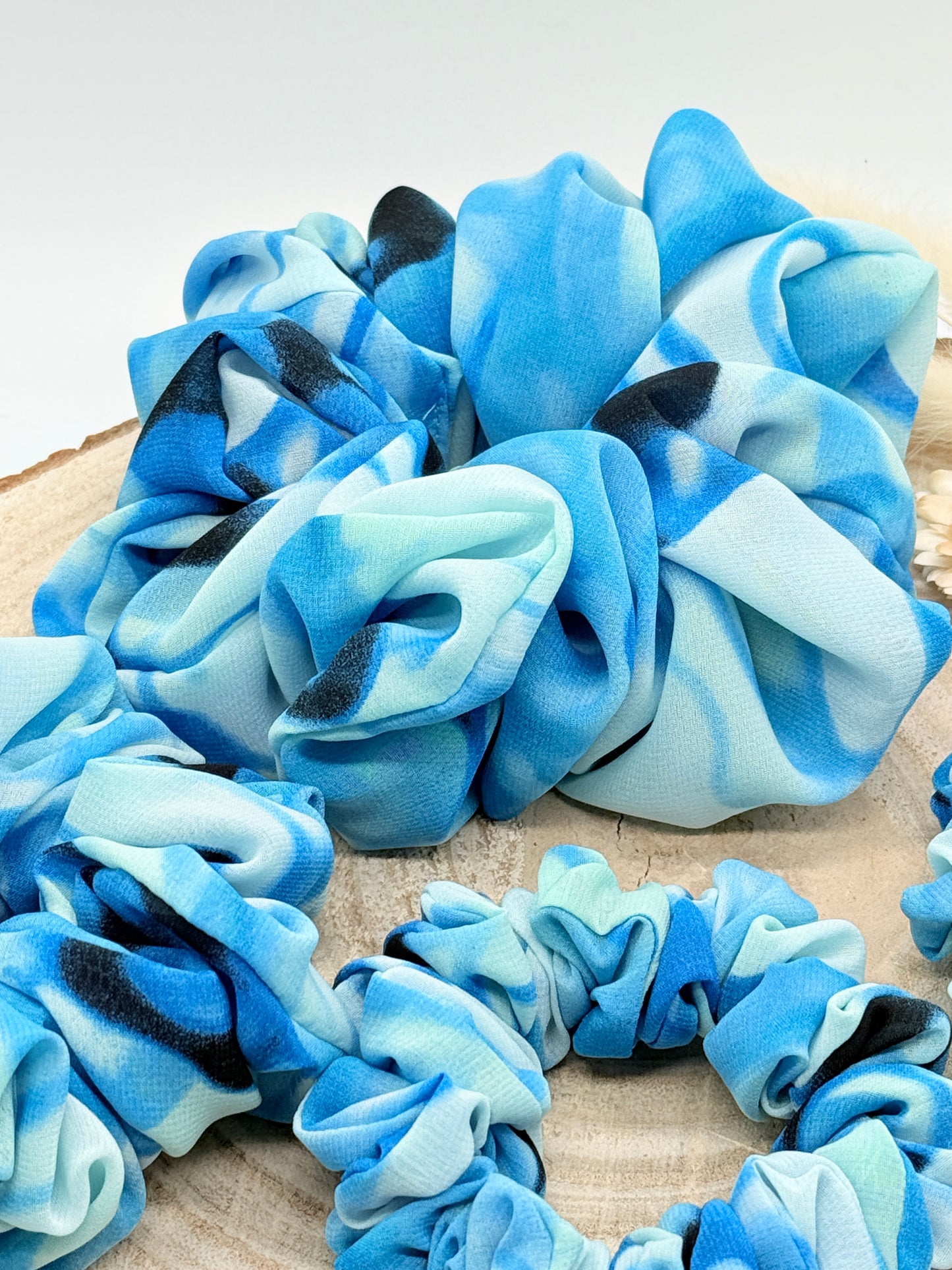 Chiffon Scrunchie Haargummi Aquarell blau in vier Größen von XL bis XS