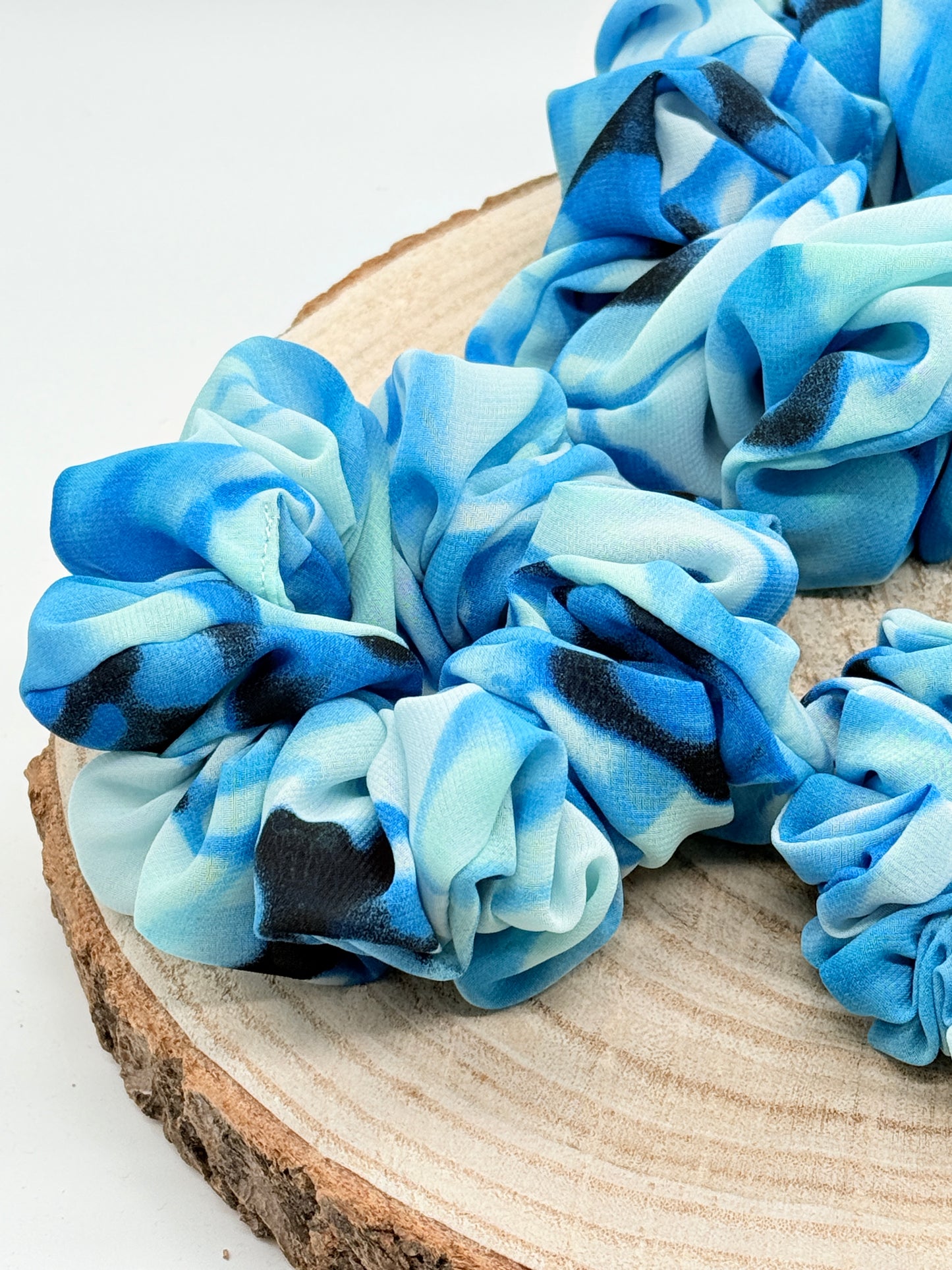 Chiffon Scrunchie Haargummi Aquarell blau in vier Größen von XL bis XS