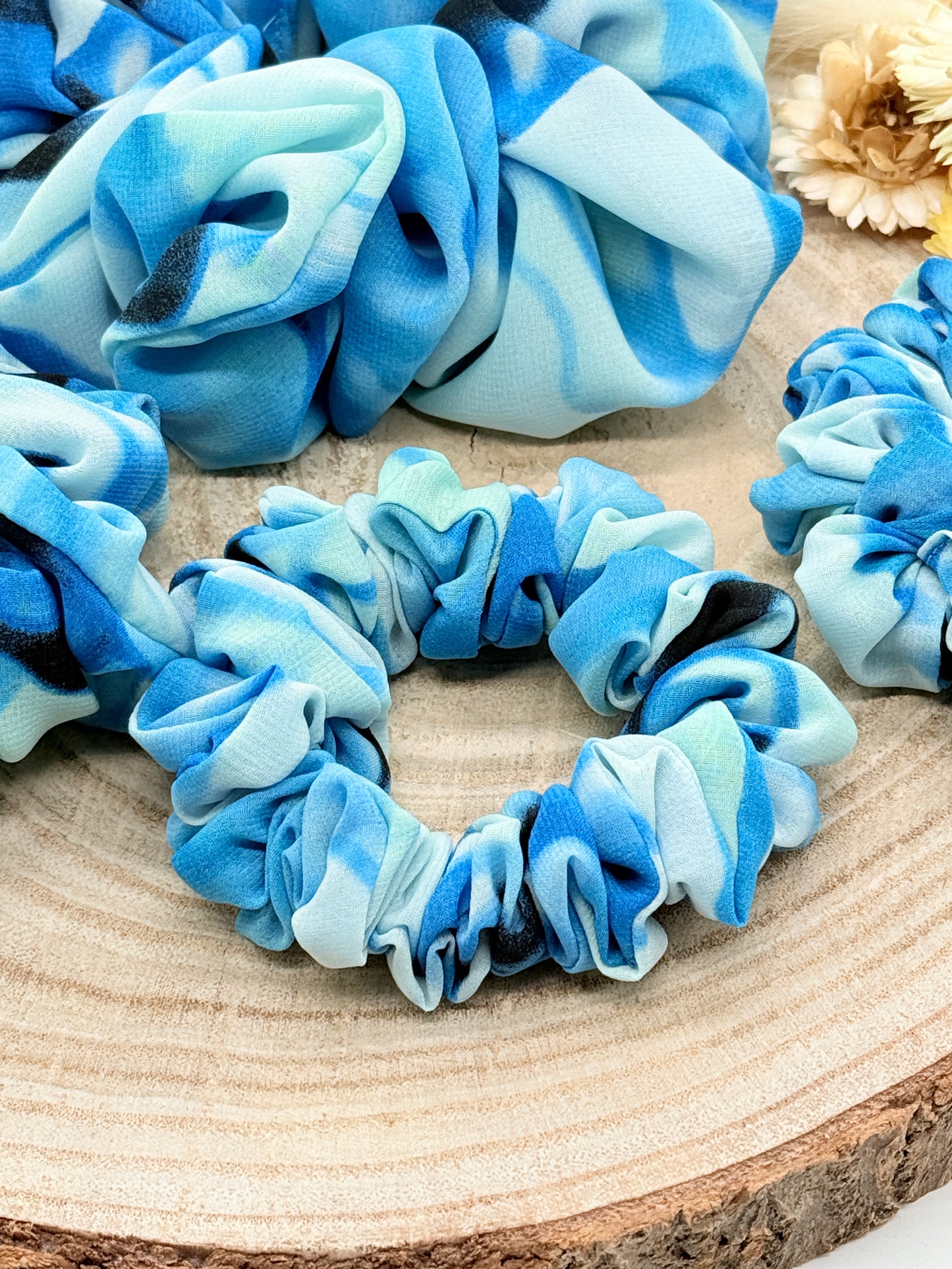 Chiffon Scrunchie Haargummi Aquarell blau in vier Größen von XL bis XS