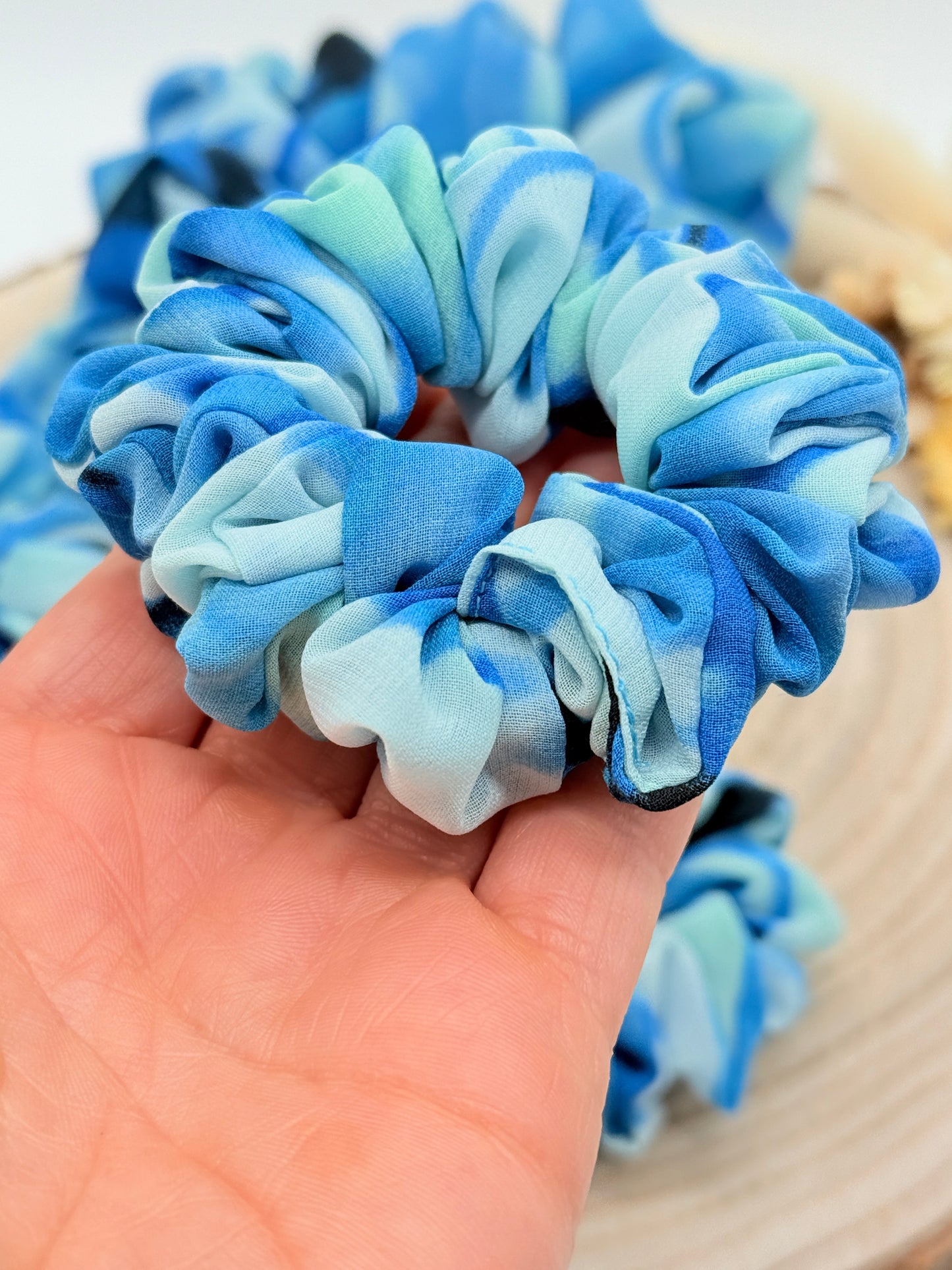 Chiffon Scrunchie Haargummi Aquarell blau in vier Größen von XL bis XS