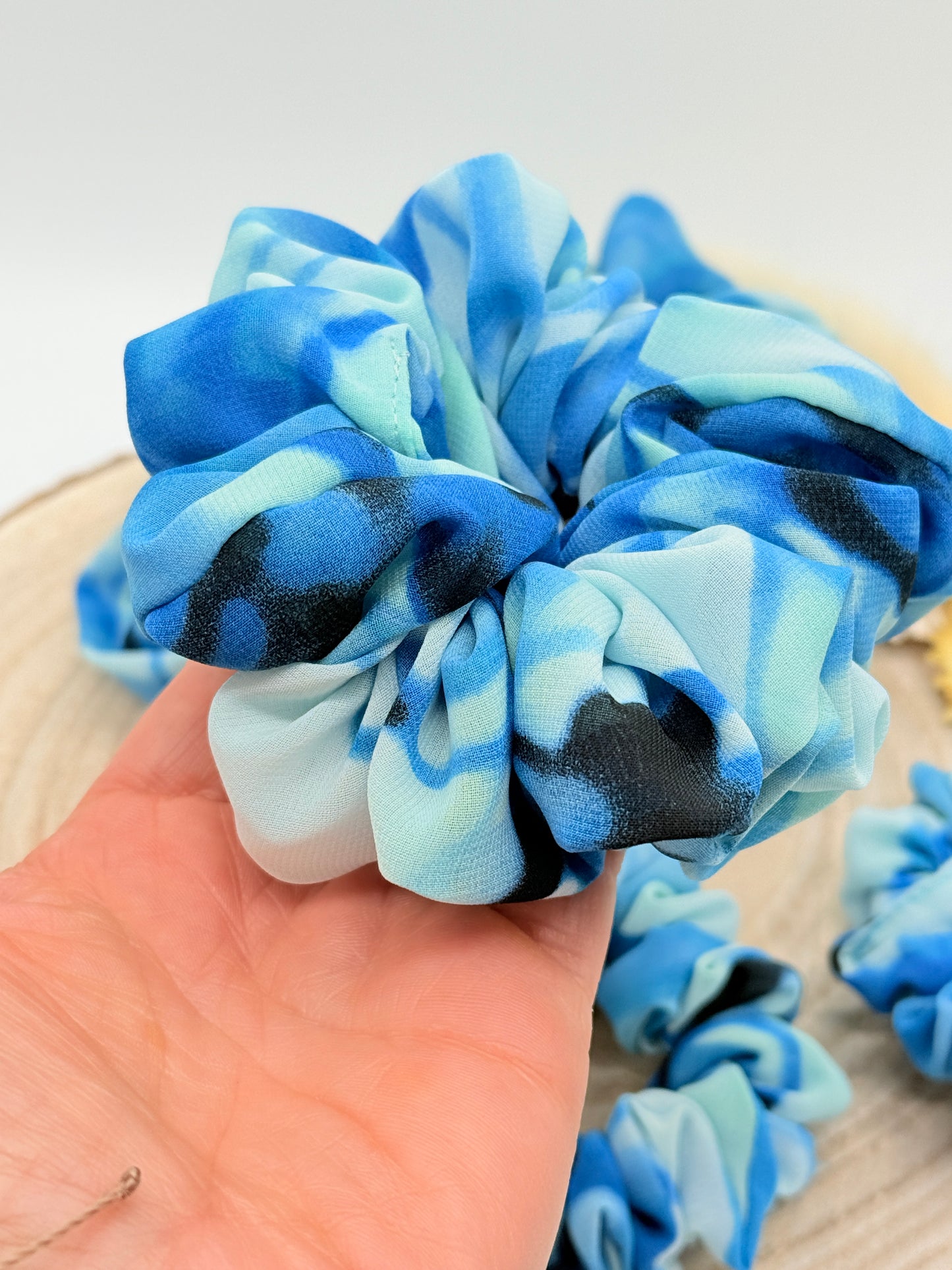Chiffon Scrunchie Haargummi Aquarell blau in vier Größen von XL bis XS