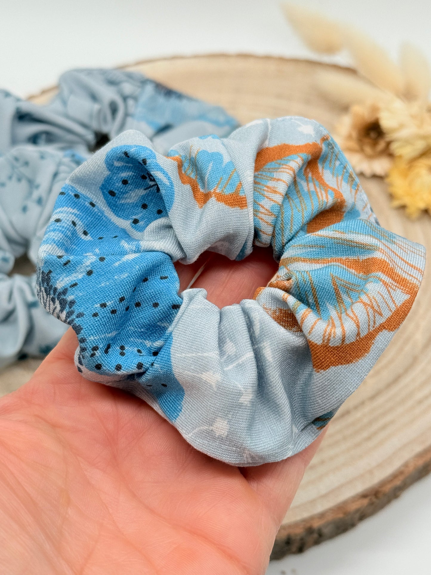 Modal Scrunchie Haargummi blaue Kornblumen auf grau