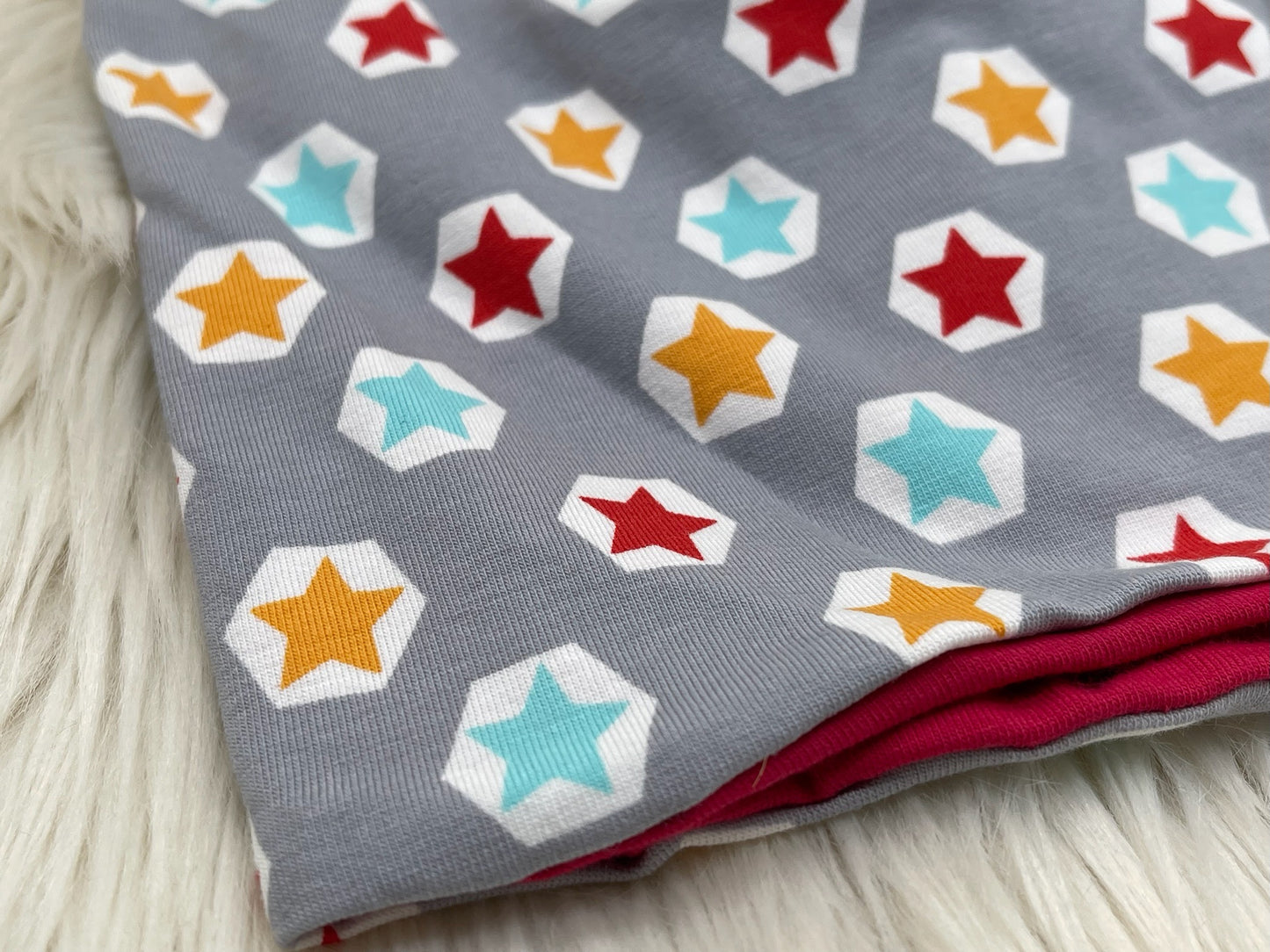 Wendebeanie bunte Sterne auf grau
