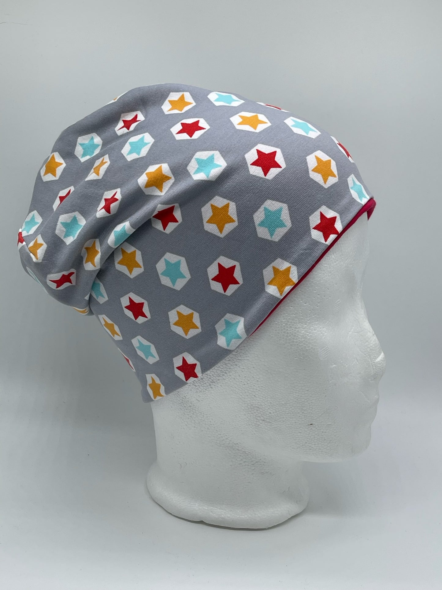 Wendebeanie bunte Sterne auf grau