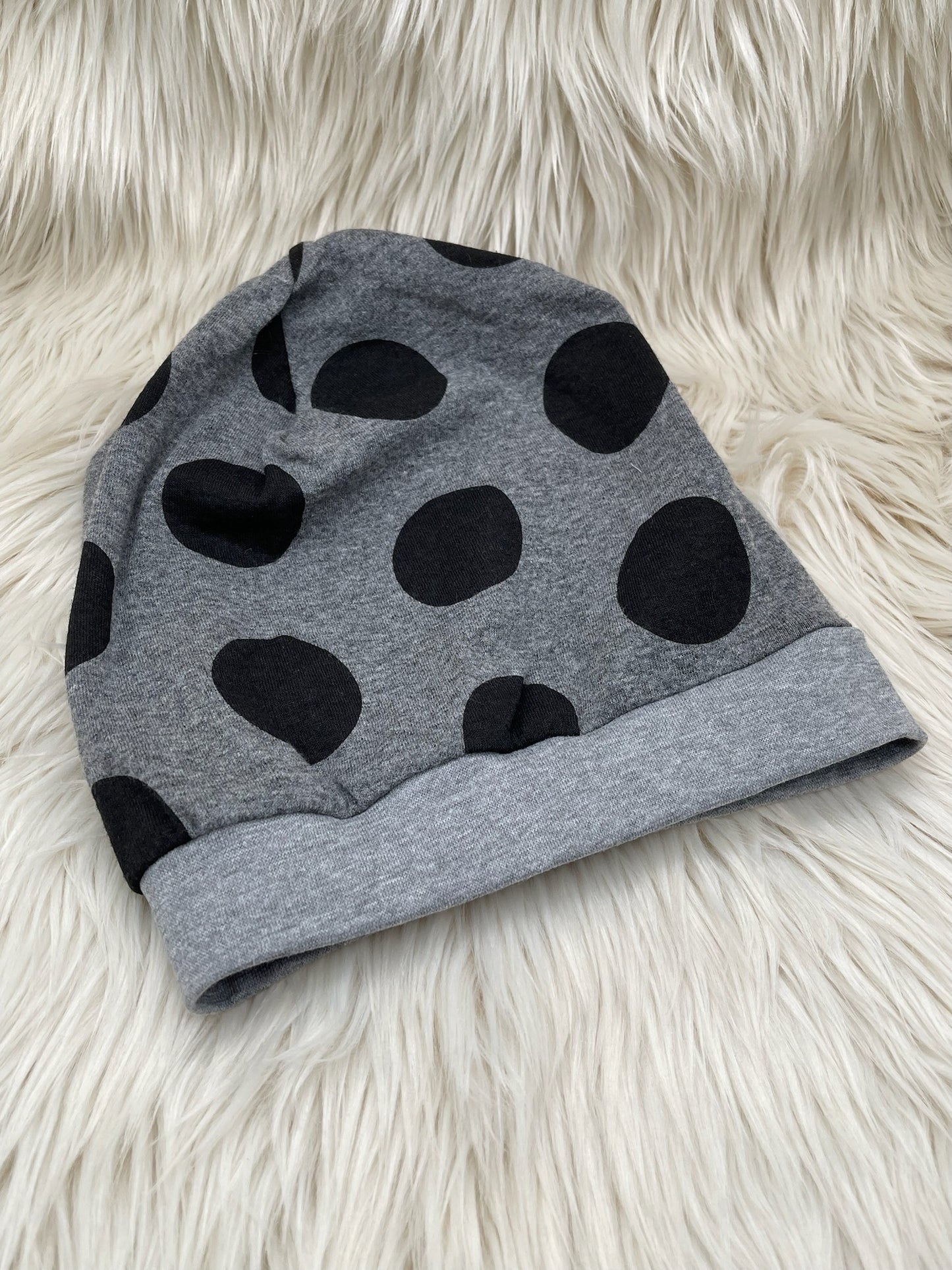 Beanie Punkte schwarz/grau