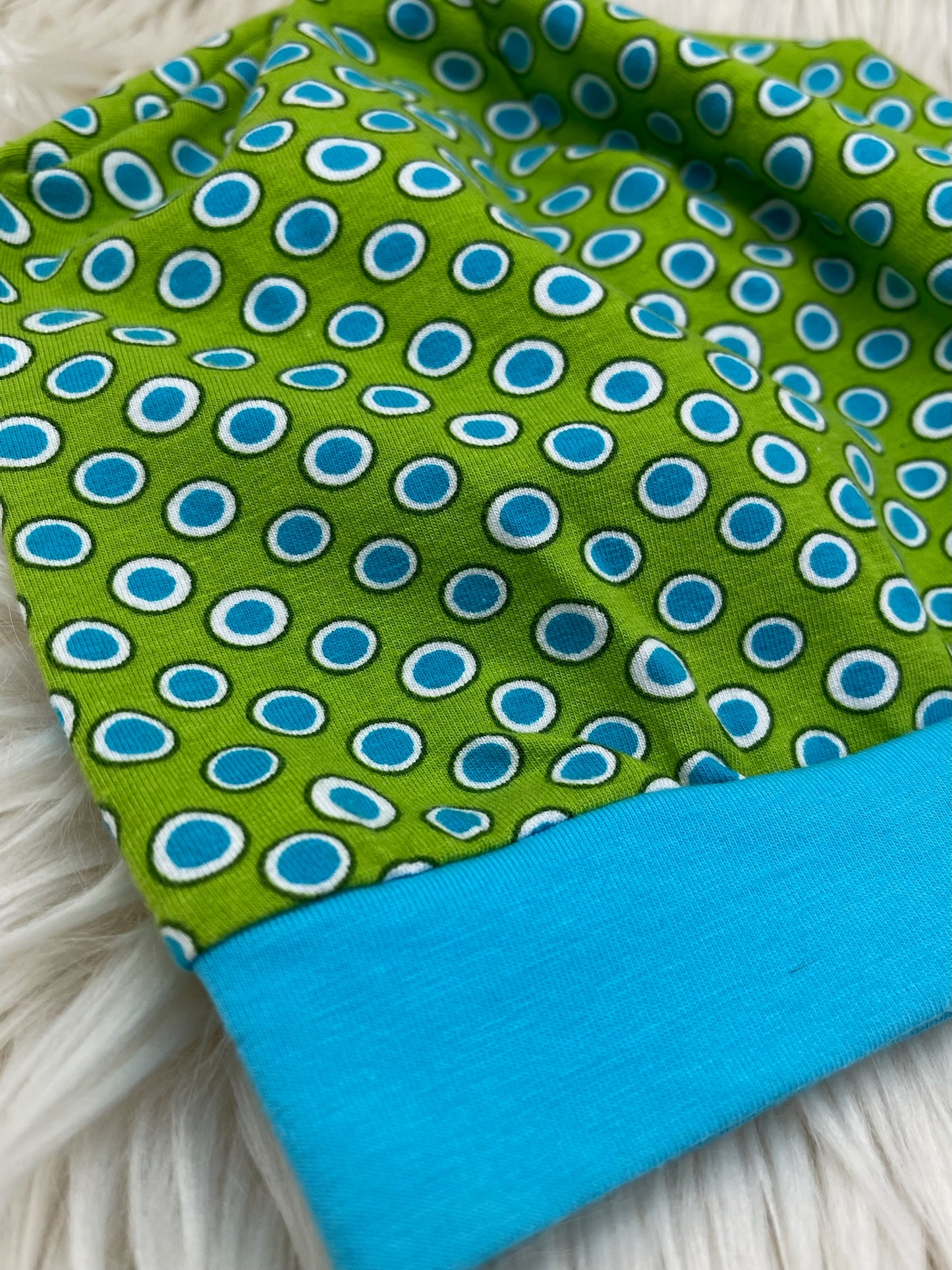 Beanie Punkte grün/blau/weiss