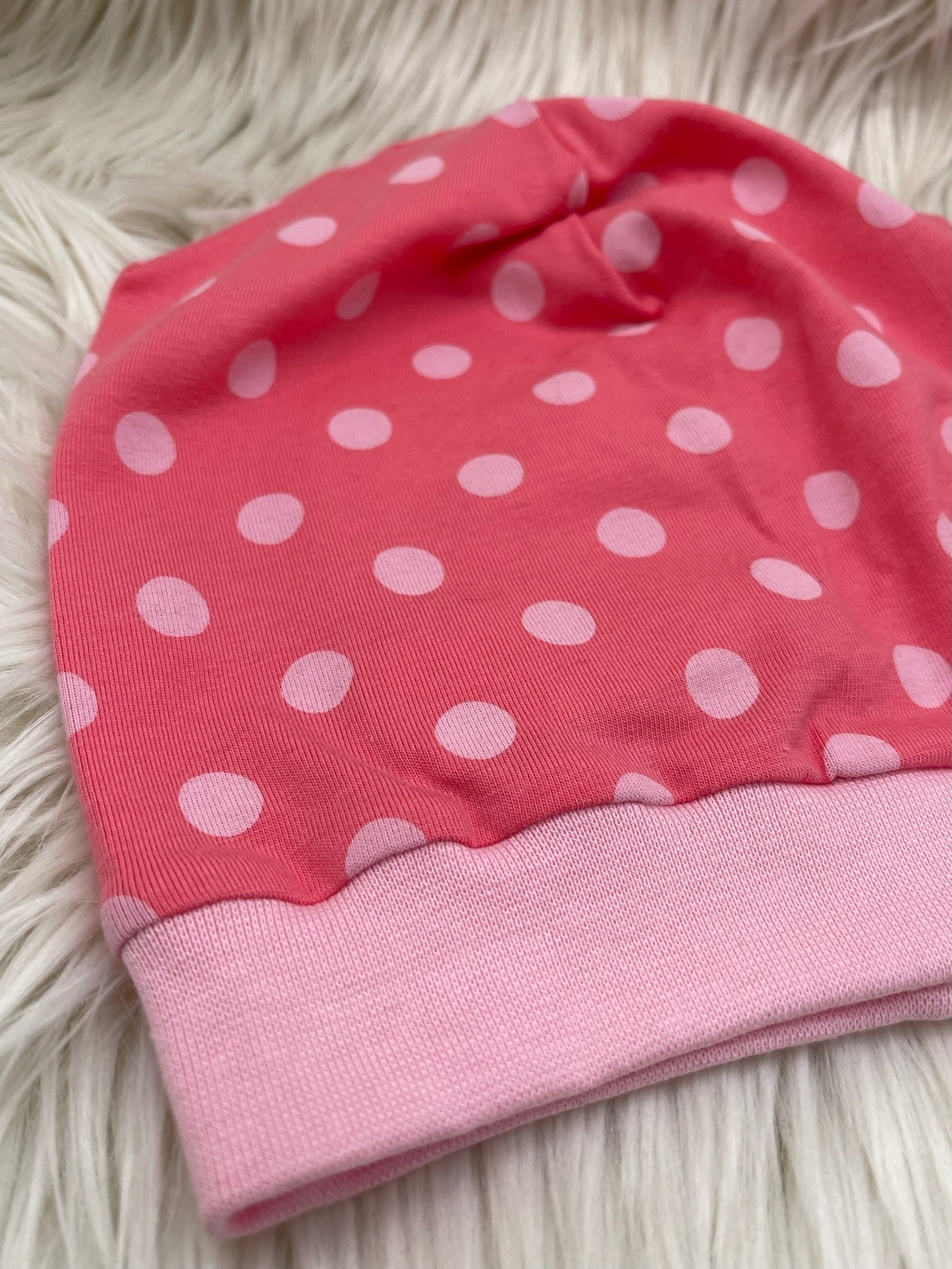 Beanie für Kinder mit Bund - Punkte Motiv auf rosa