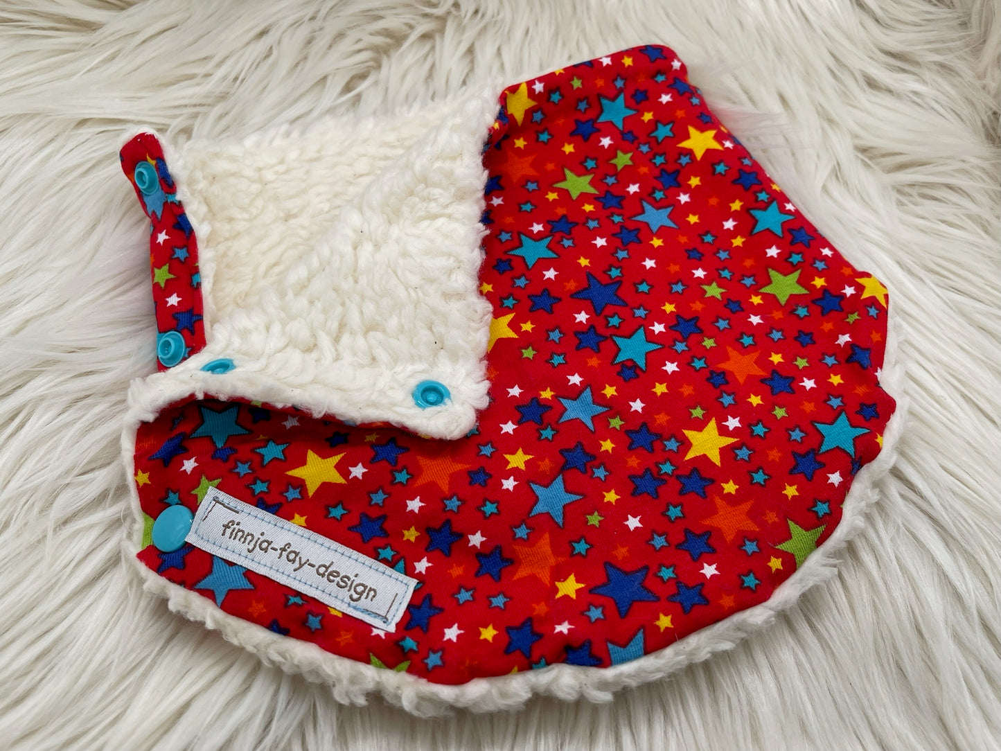 Halssocke Halsloop bunte Sterne auf rot