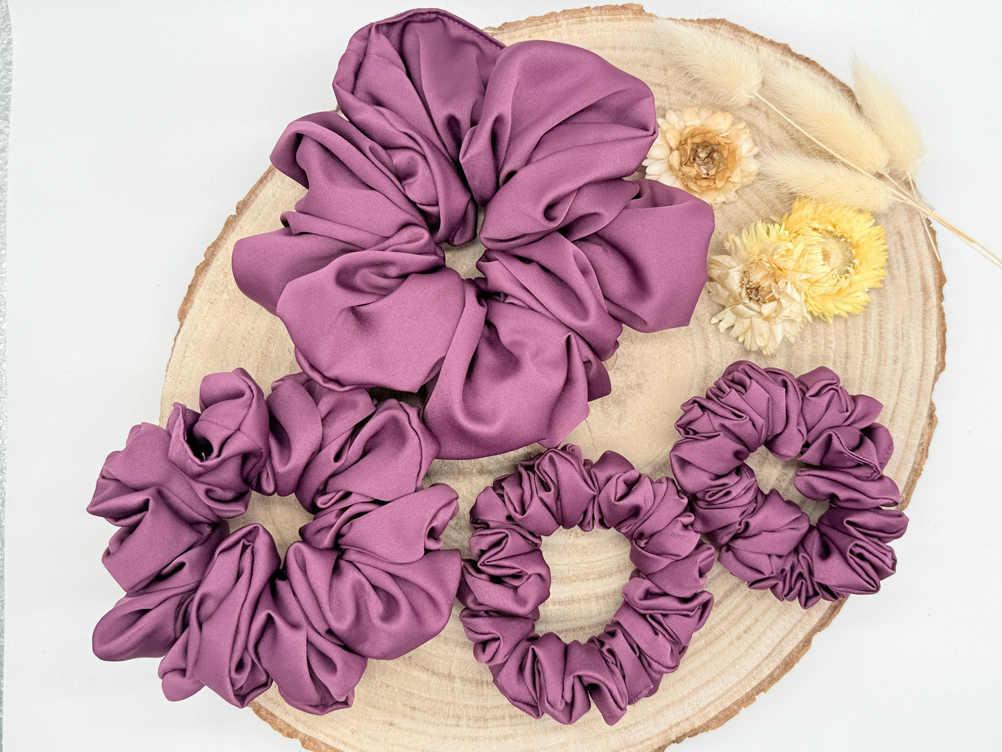 Satin Scrunchie Haargummi lila uni in vier Größen von XL bis XS