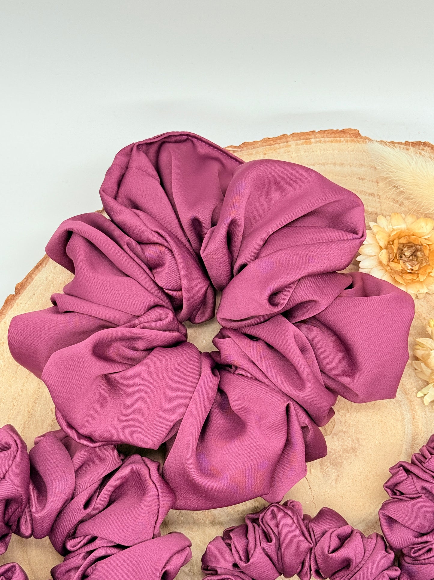 Satin Scrunchie Haargummi lila uni in vier Größen von XL bis XS