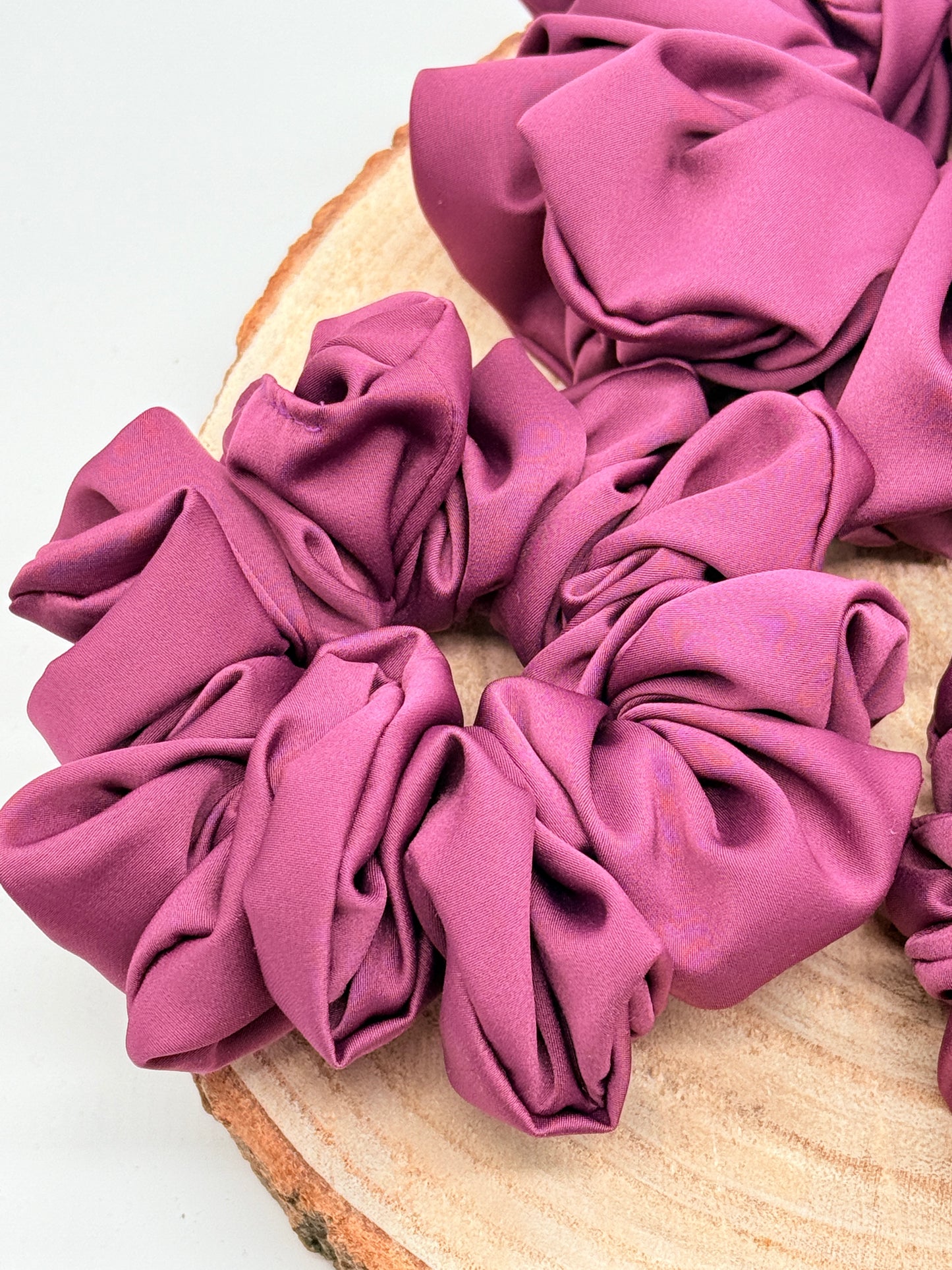 Satin Scrunchie Haargummi lila uni in vier Größen von XL bis XS