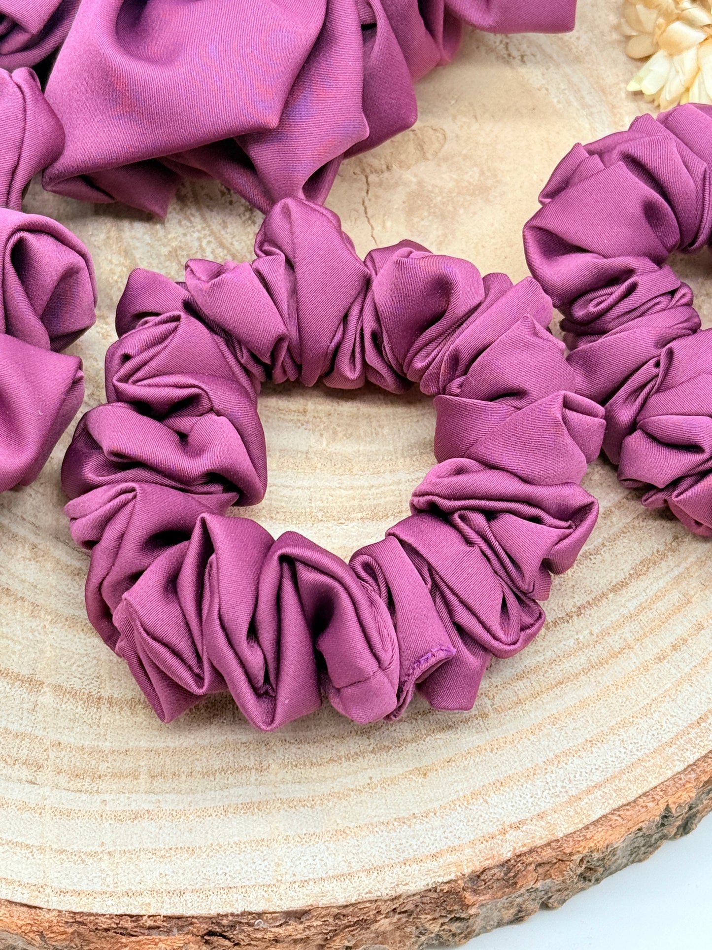 Satin Scrunchie Haargummi lila uni in vier Größen von XL bis XS