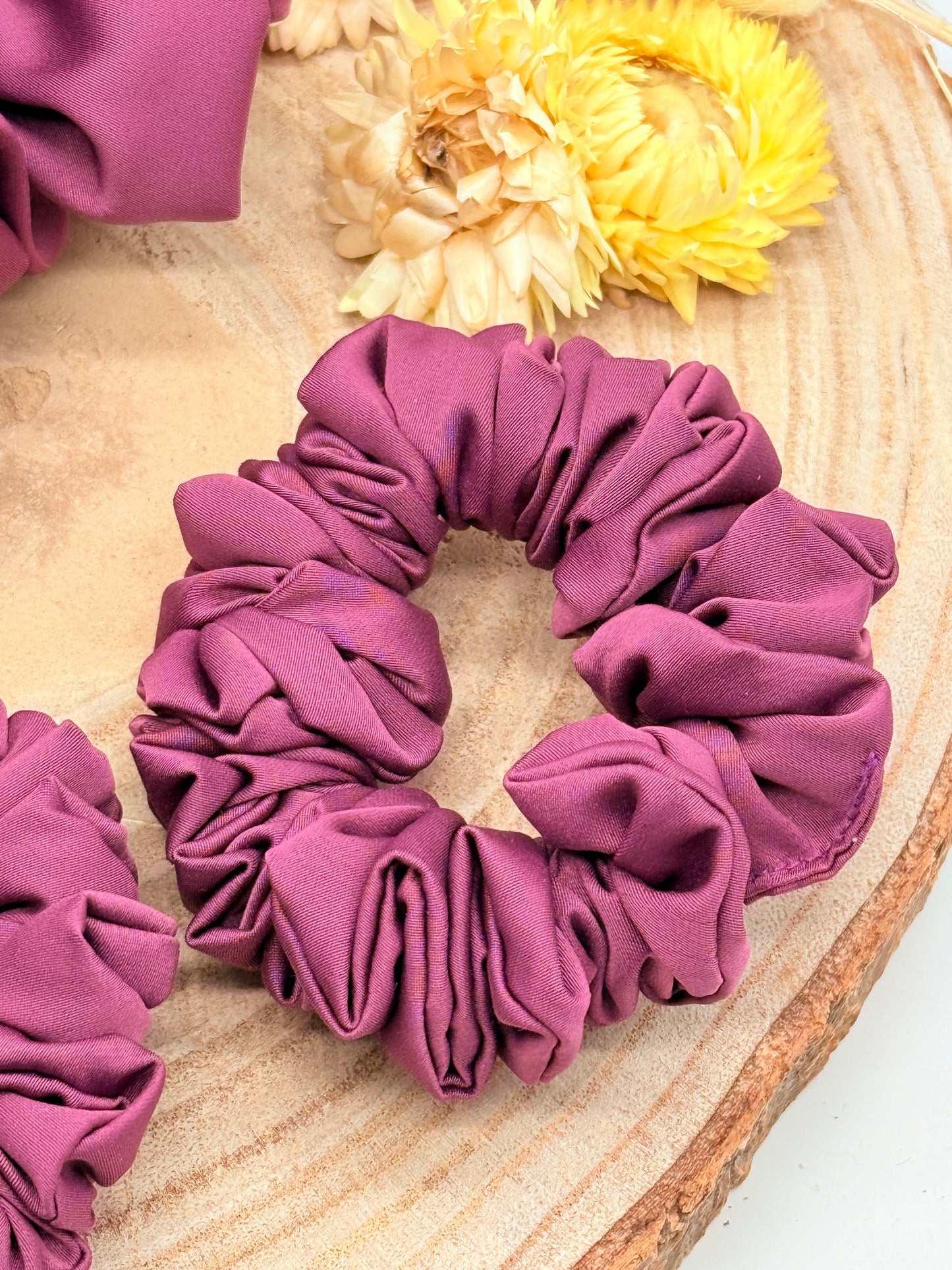 Satin Scrunchie Haargummi lila uni in vier Größen von XL bis XS