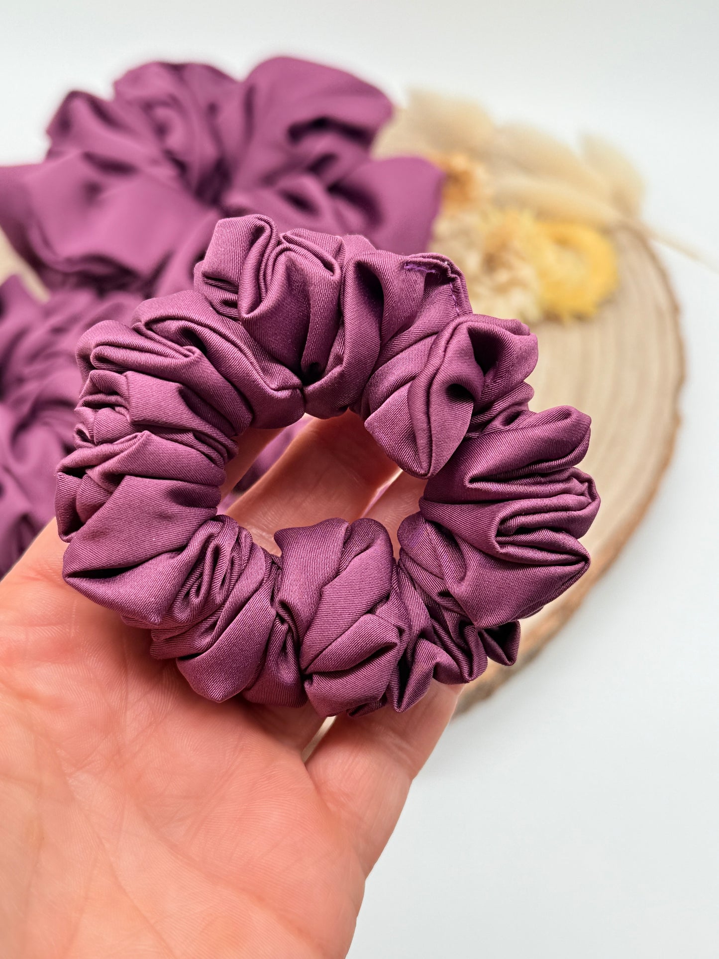 Satin Scrunchie Haargummi lila uni in vier Größen von XL bis XS