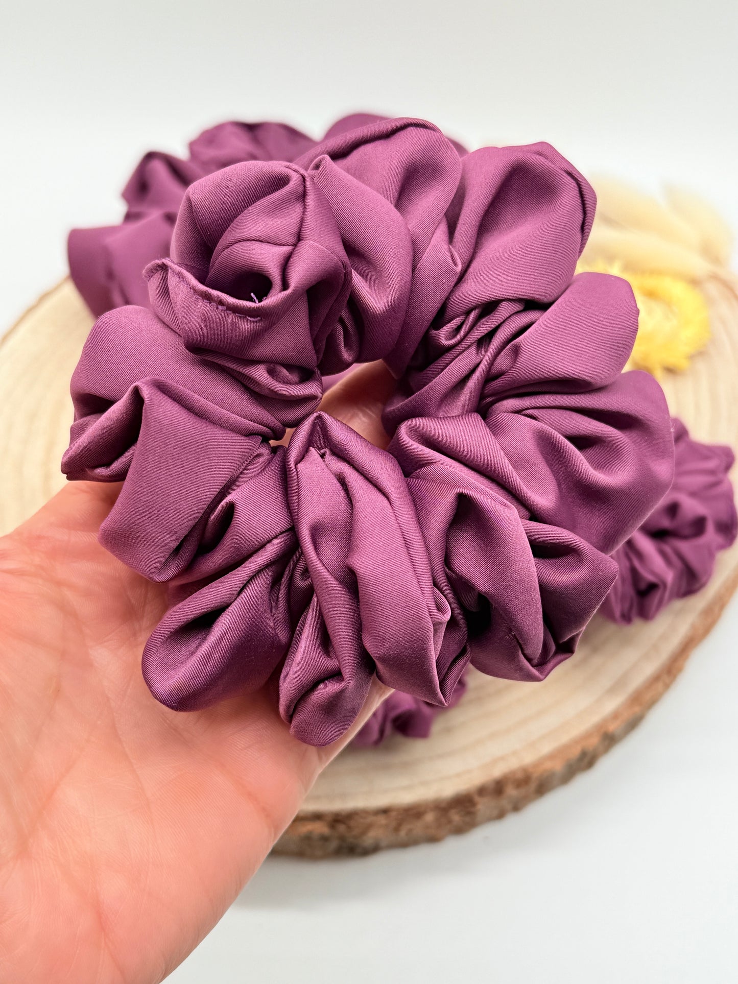 Satin Scrunchie Haargummi lila uni in vier Größen von XL bis XS