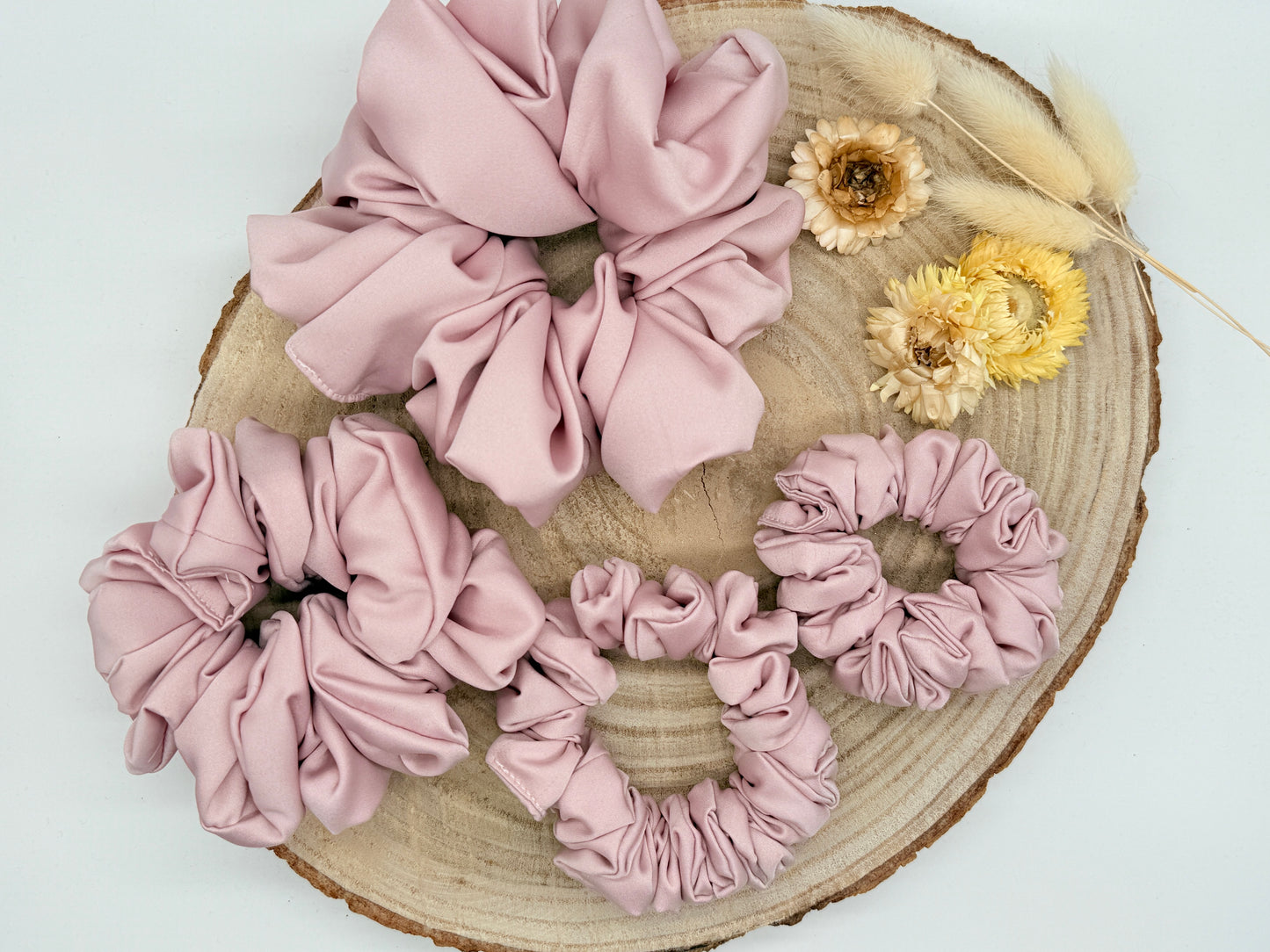 Satin Scrunchie Haargummi rosa uni in vier Größen von XL bis XS
