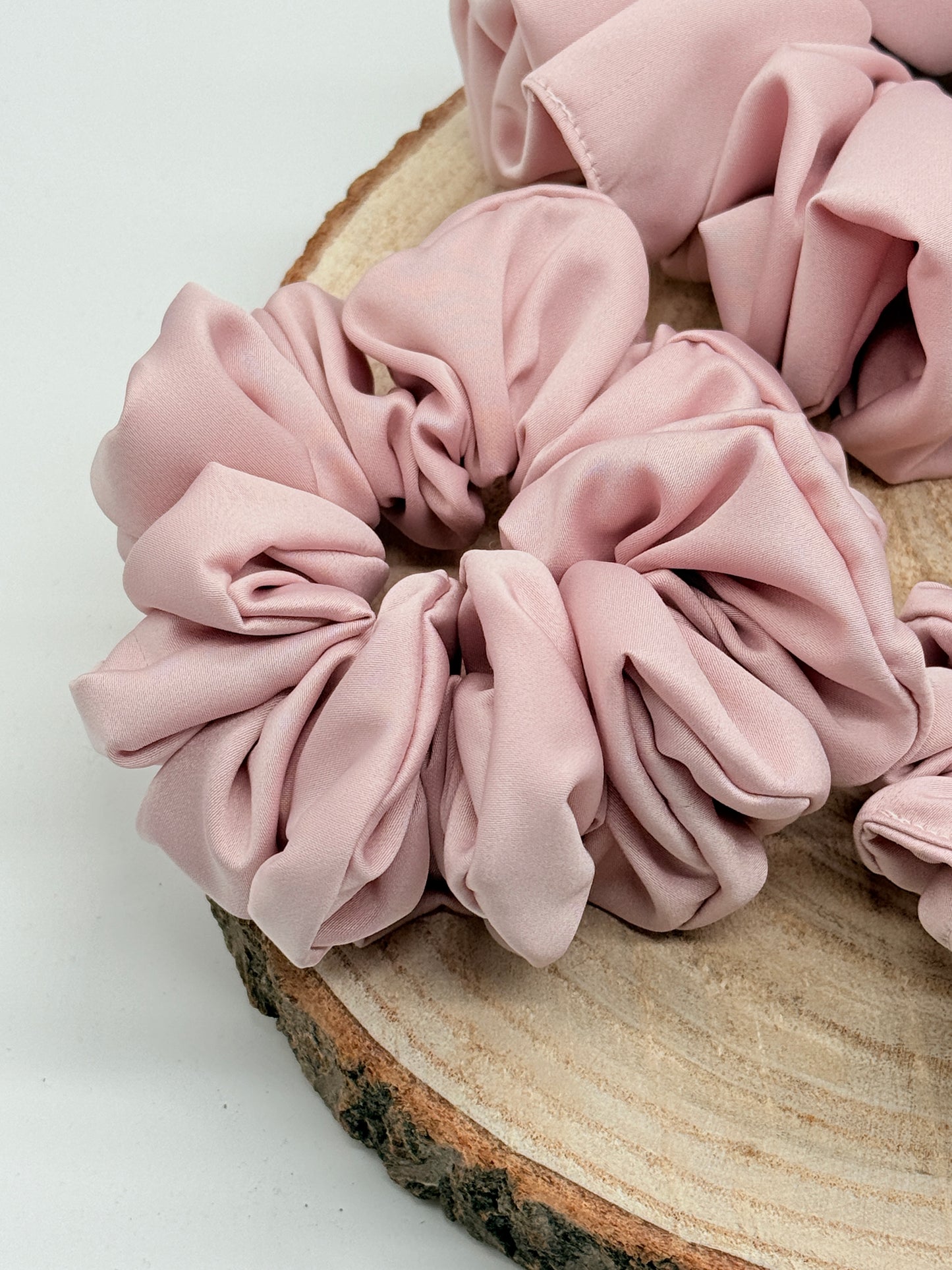 Satin Scrunchie Haargummi rosa uni in vier Größen von XL bis XS
