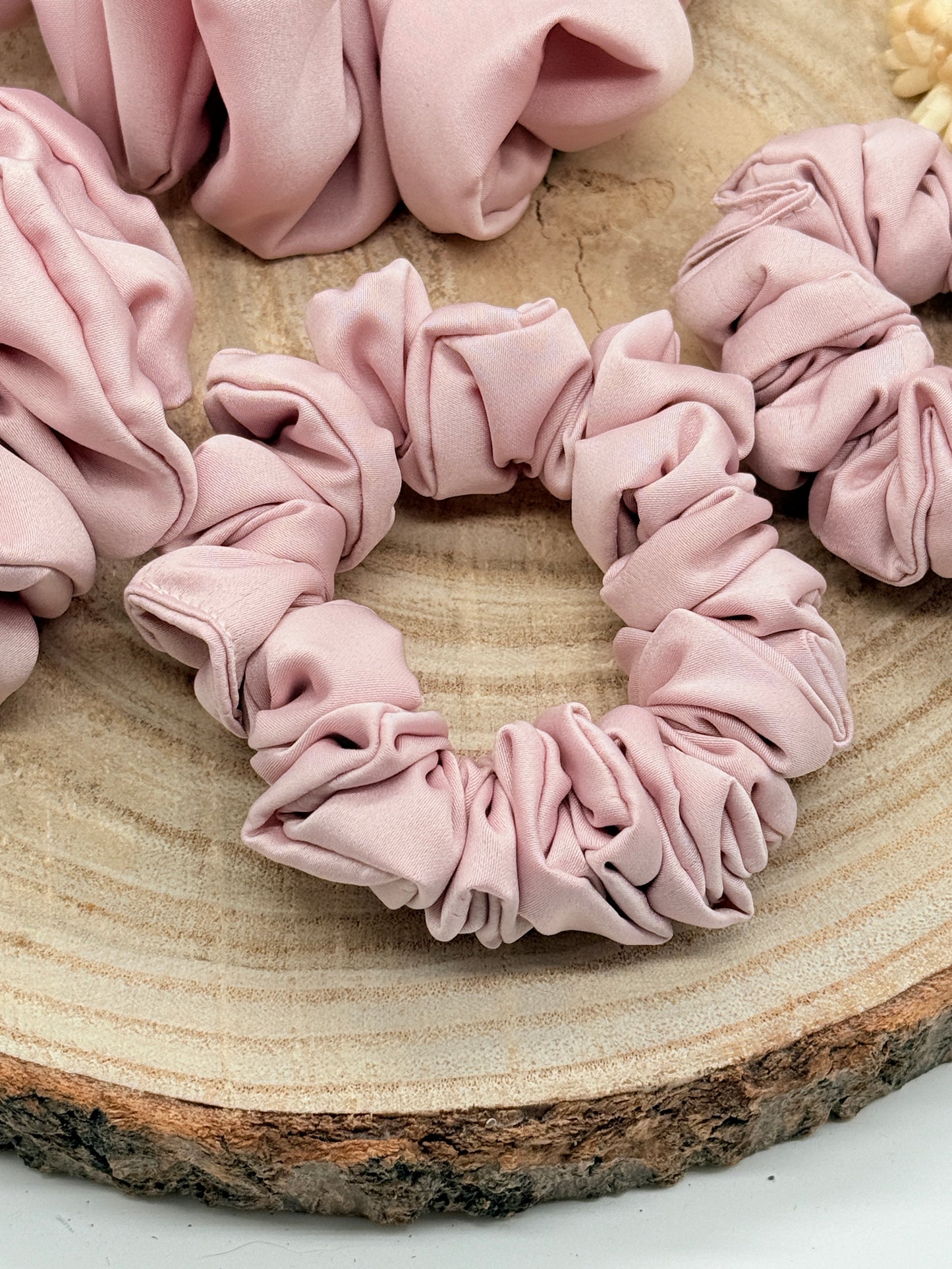 Satin Scrunchie Haargummi rosa uni in vier Größen von XL bis XS