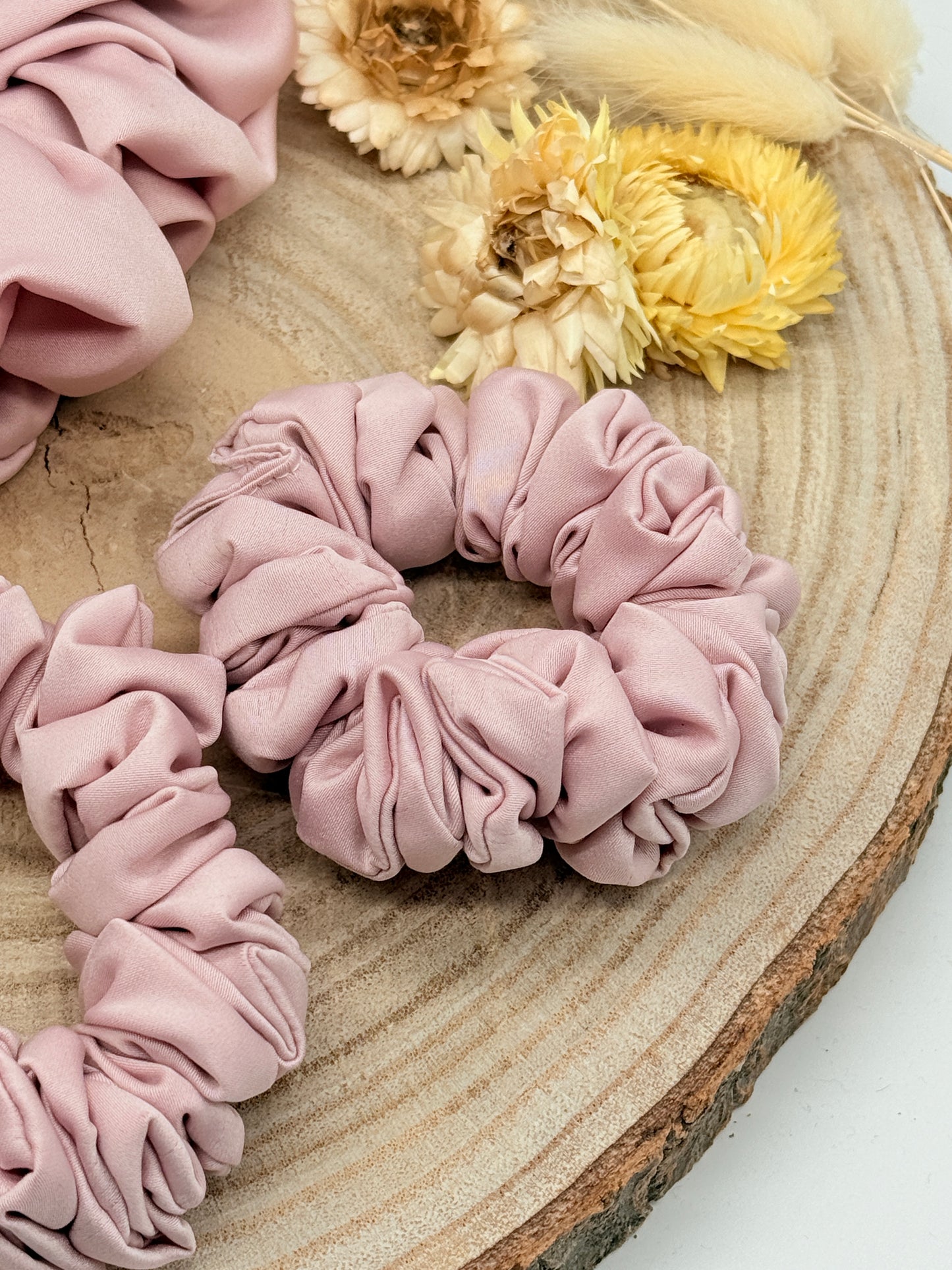 Satin Scrunchie Haargummi rosa uni in vier Größen von XL bis XS
