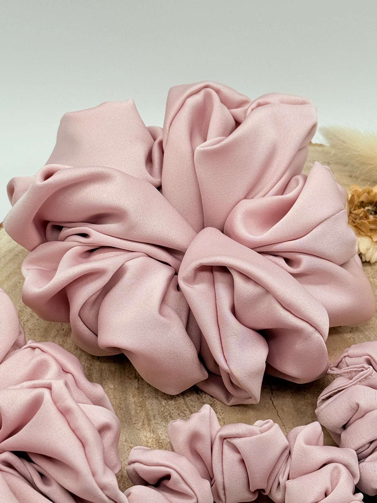 Satin Scrunchie Haargummi rosa uni in vier Größen von XL bis XS