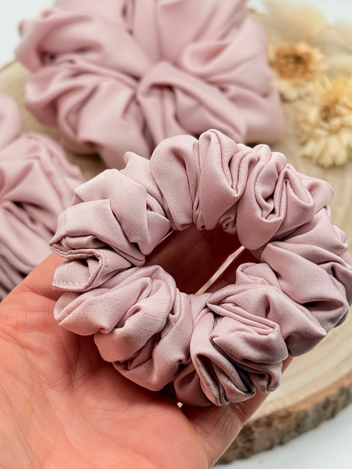 Satin Scrunchie Haargummi rosa uni in vier Größen von XL bis XS