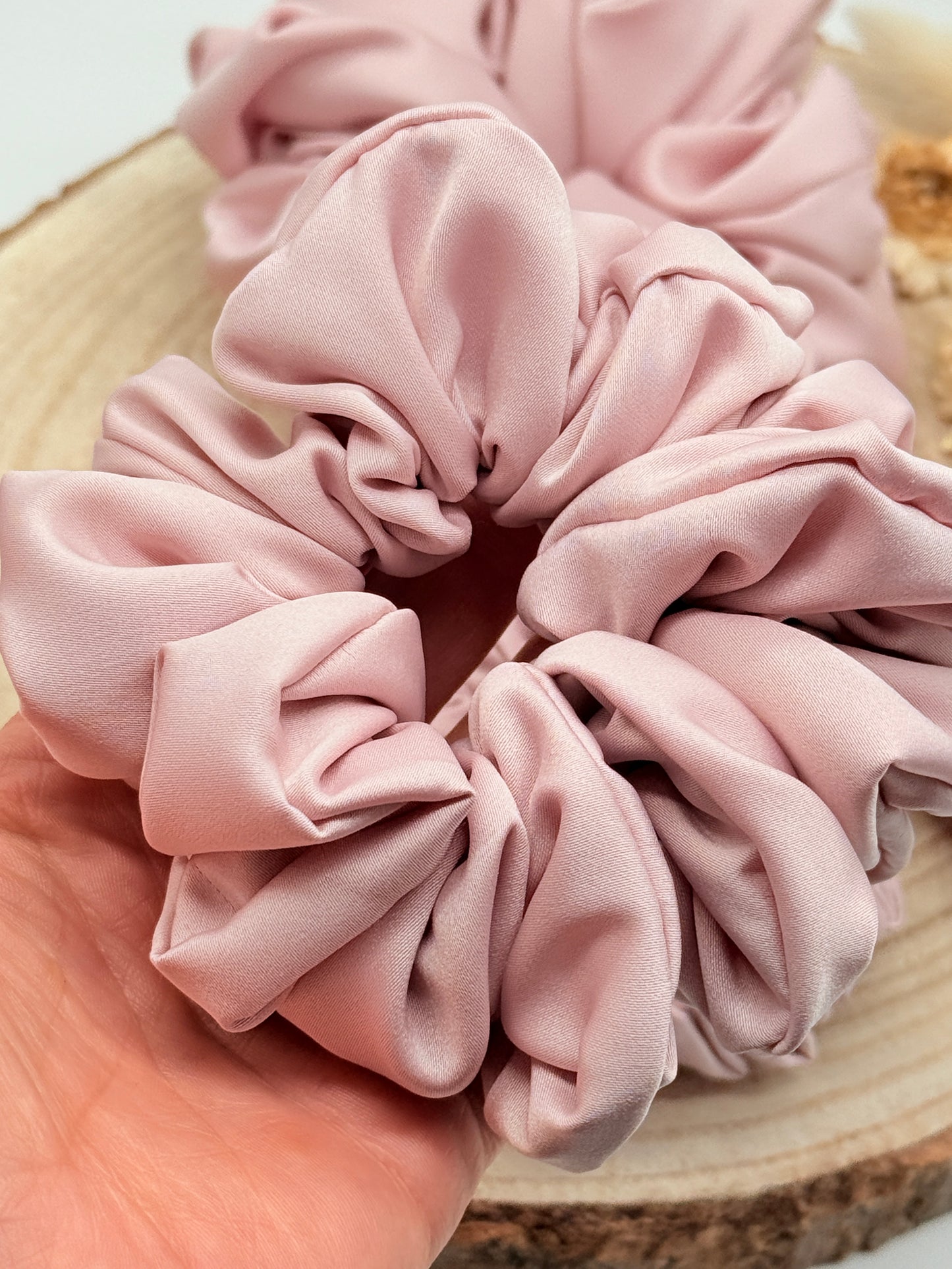 Satin Scrunchie Haargummi rosa uni in vier Größen von XL bis XS