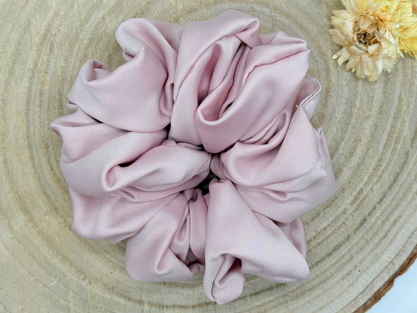 Satin Scrunchie Haargummi rosa uni in vier Größen von XL bis XS