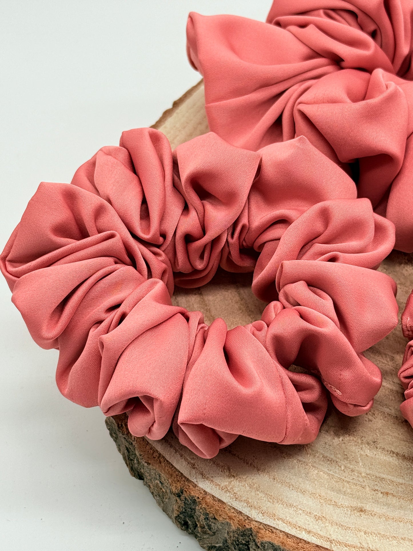 Satin Scrunchie Haargummi Apricot uni in vier Größen von XL bis XS