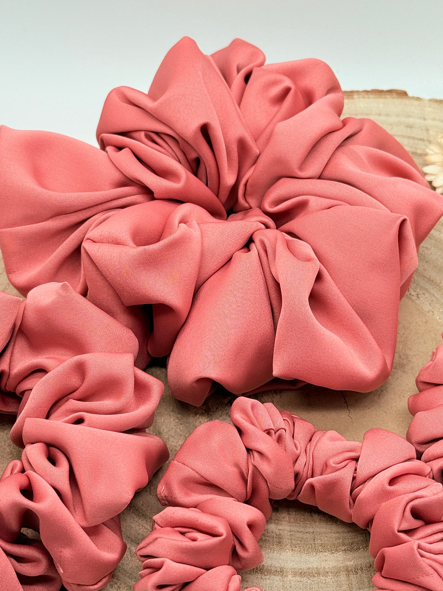 Satin Scrunchie Haargummi Apricot uni in vier Größen von XL bis XS