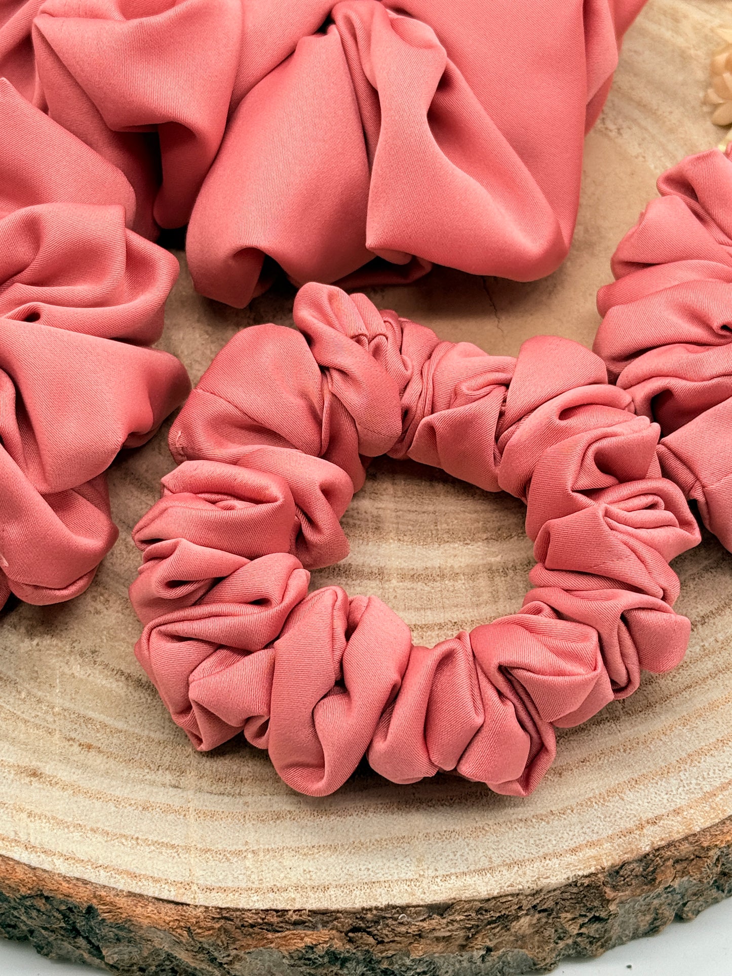Satin Scrunchie Haargummi Apricot uni in vier Größen von XL bis XS
