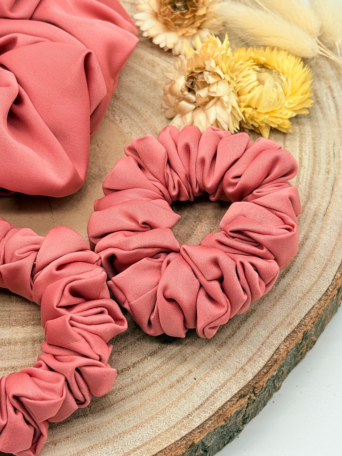 Satin Scrunchie Haargummi Apricot uni in vier Größen von XL bis XS