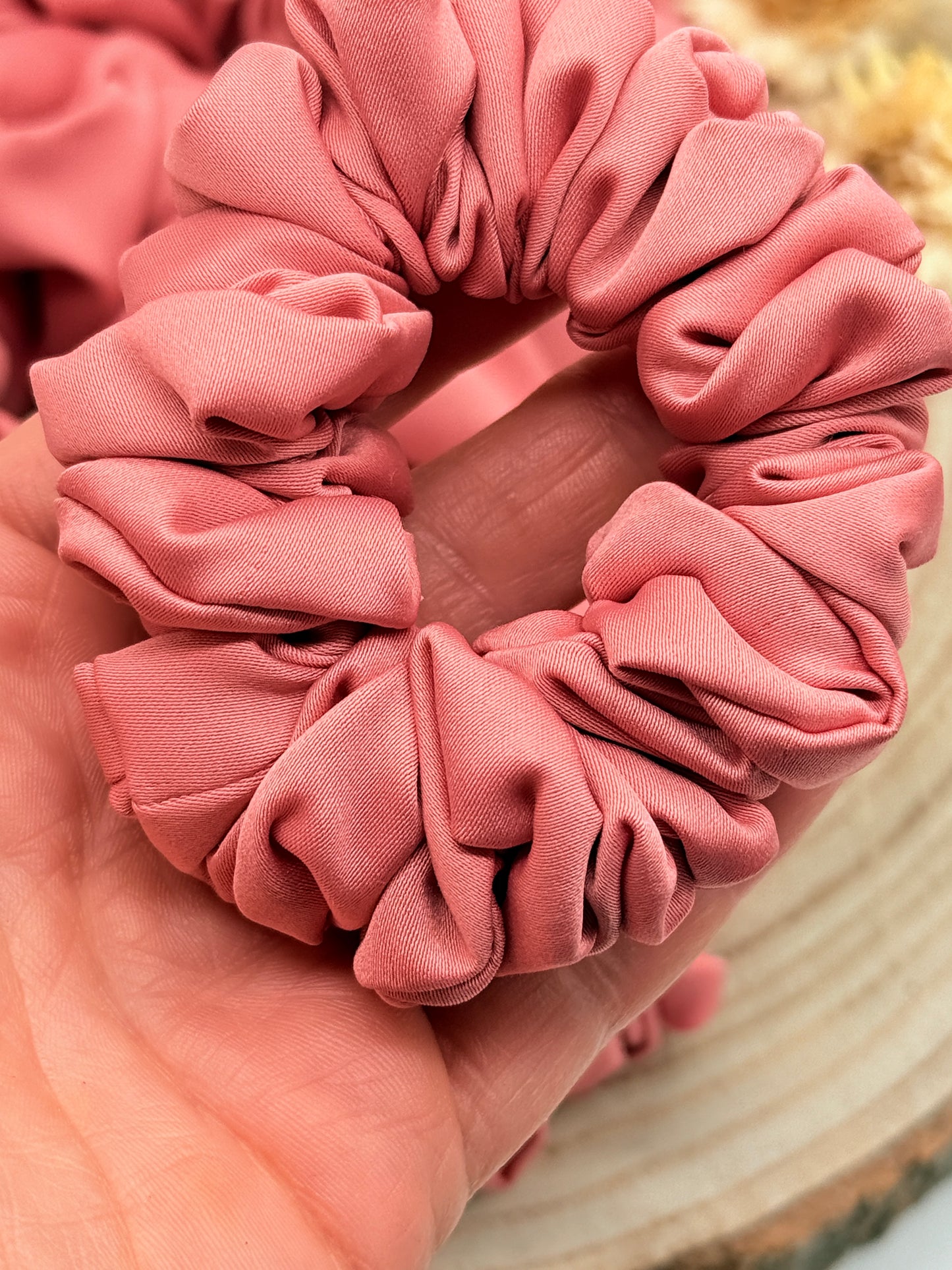 Satin Scrunchie Haargummi Apricot uni in vier Größen von XL bis XS