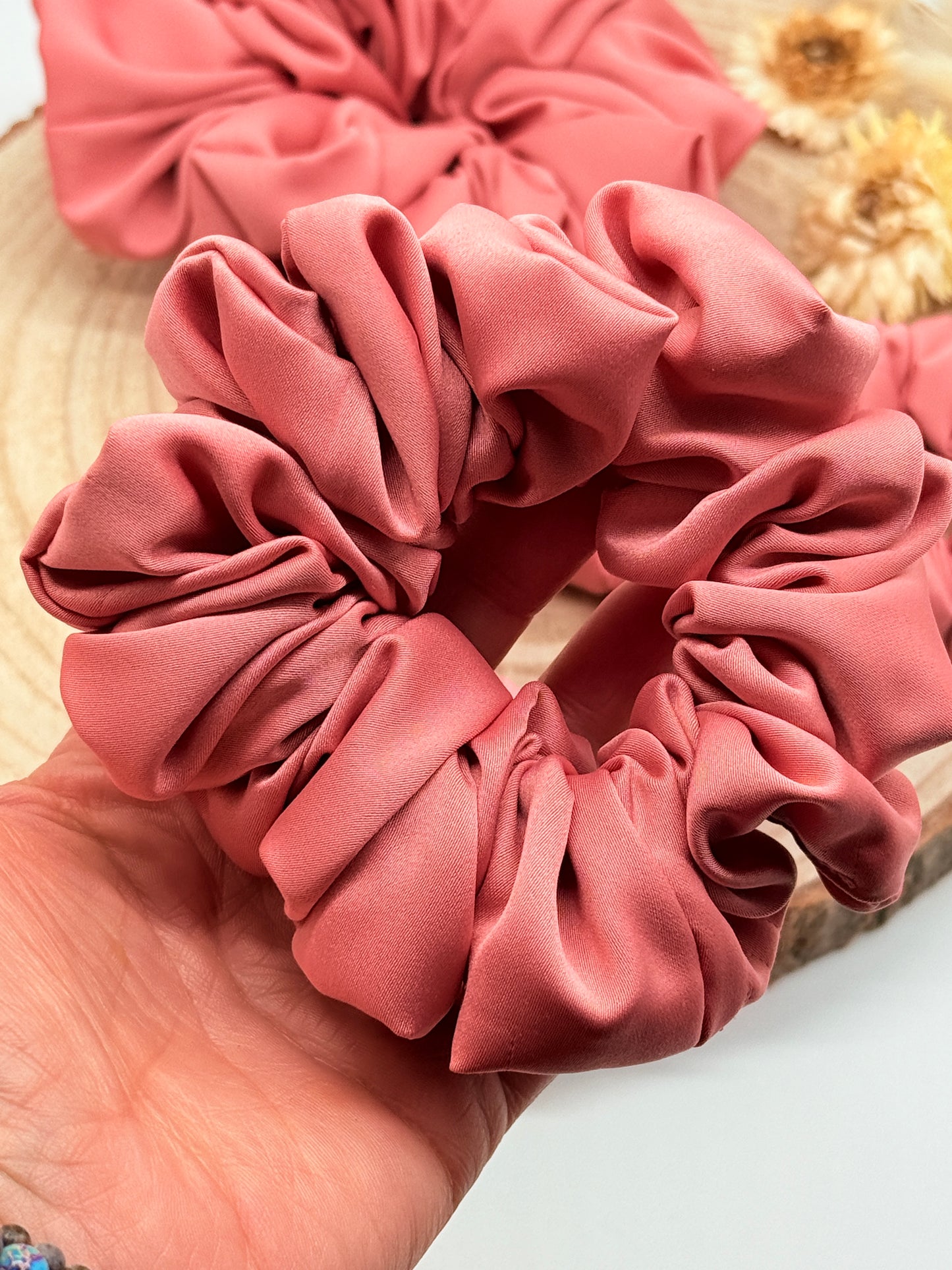 Satin Scrunchie Haargummi Apricot uni in vier Größen von XL bis XS