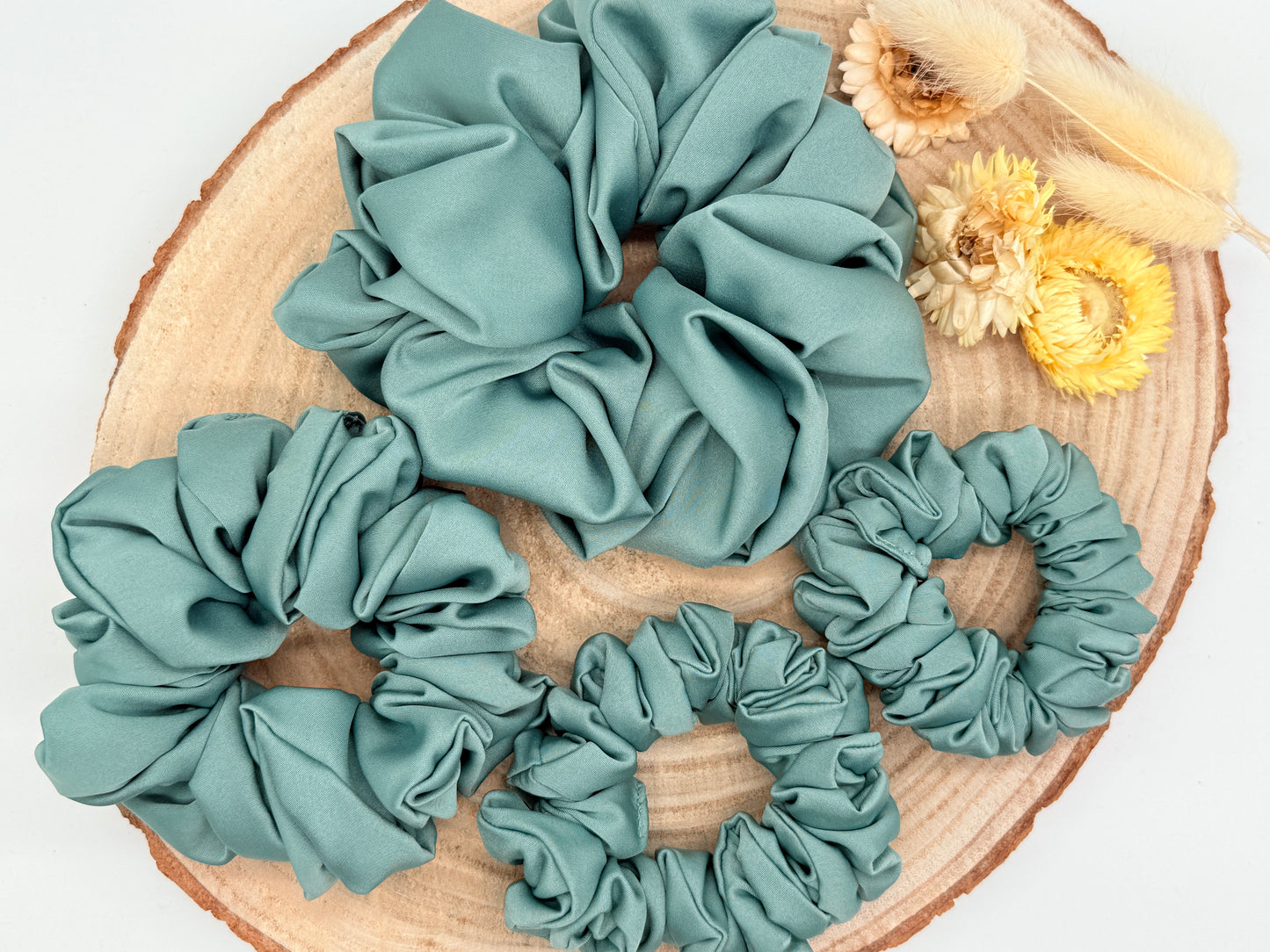 Satin Scrunchie Haargummi Blau-grün uni in vier Größen von XL bis XS