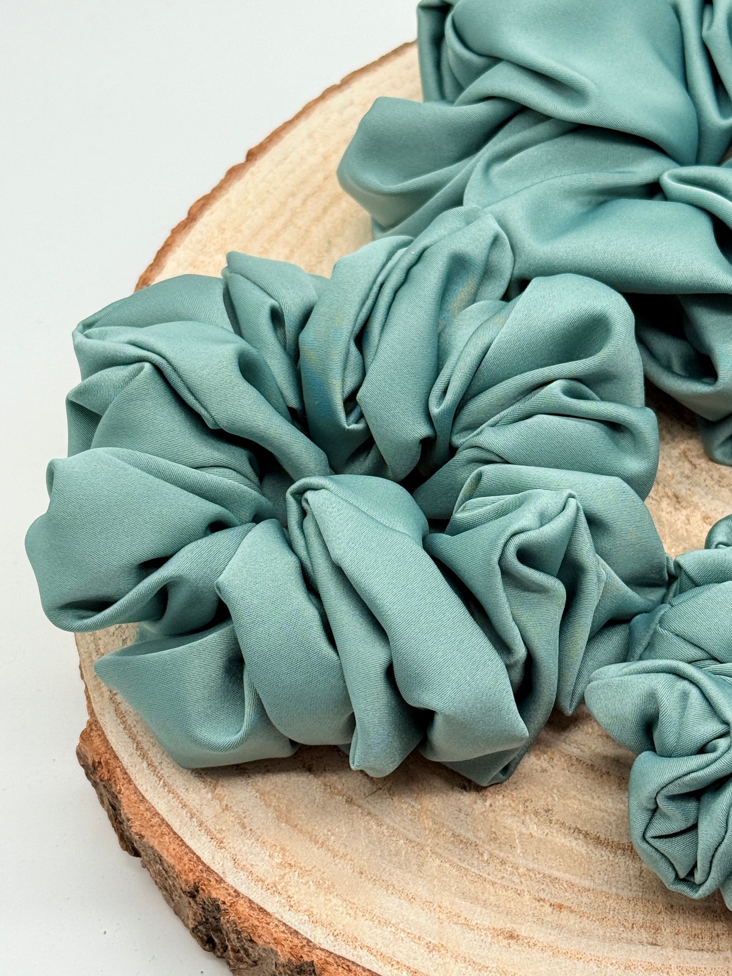 Satin Scrunchie Haargummi Blau-grün uni in vier Größen von XL bis XS