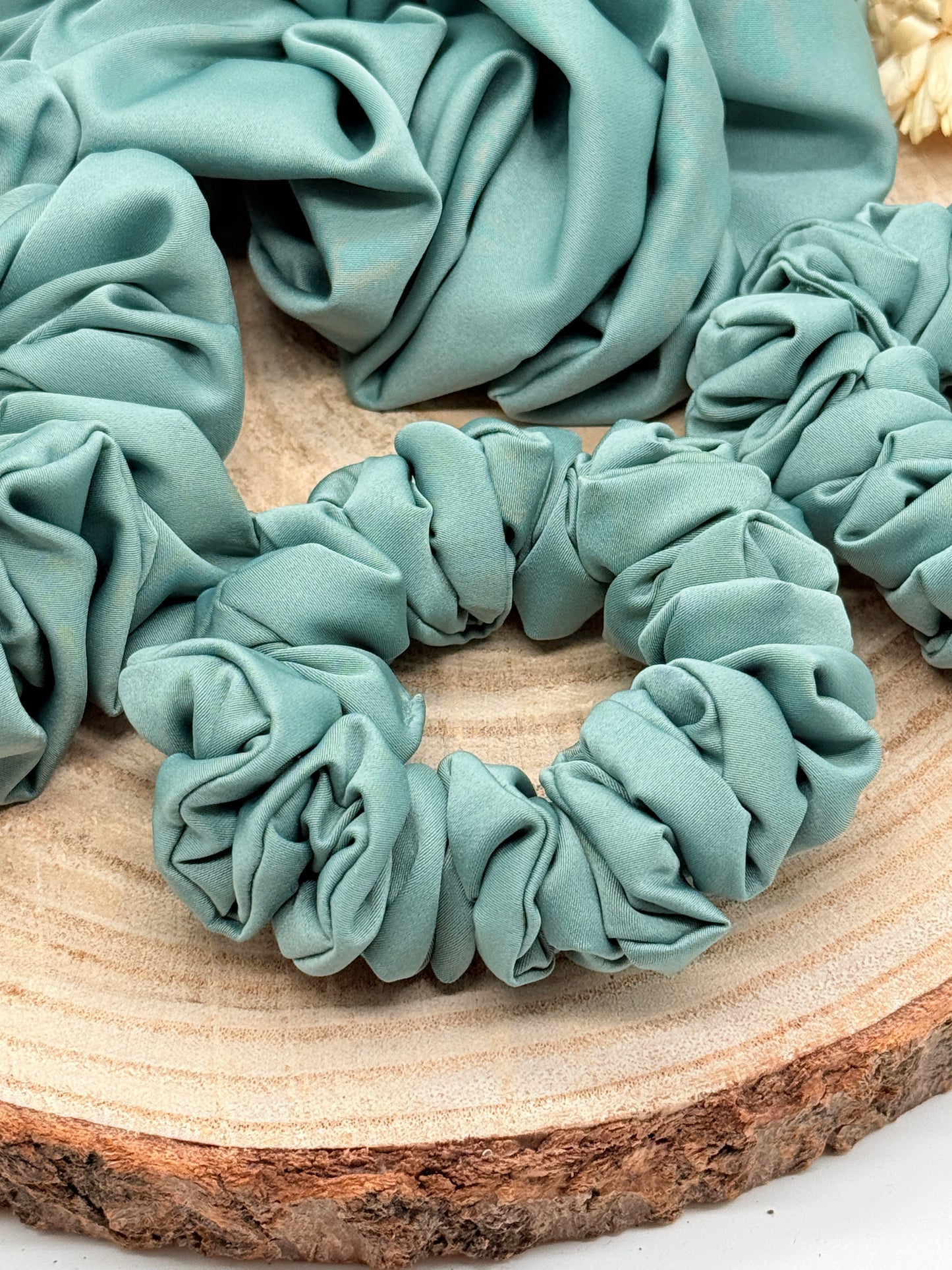 Satin Scrunchie Haargummi Blau-grün uni in vier Größen von XL bis XS