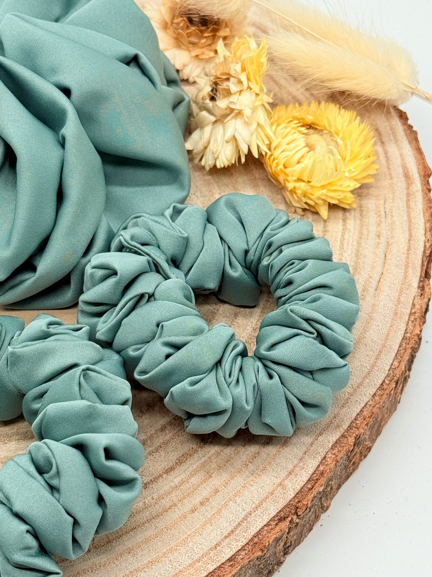 Satin Scrunchie Haargummi Blau-grün uni in vier Größen von XL bis XS