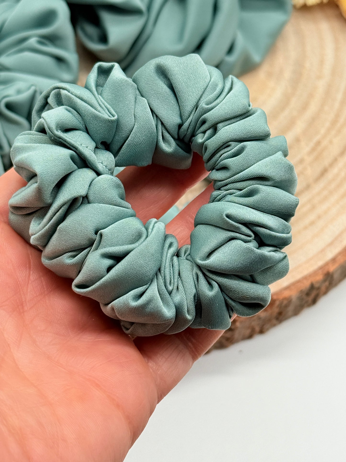 Satin Scrunchie Haargummi Blau-grün uni in vier Größen von XL bis XS