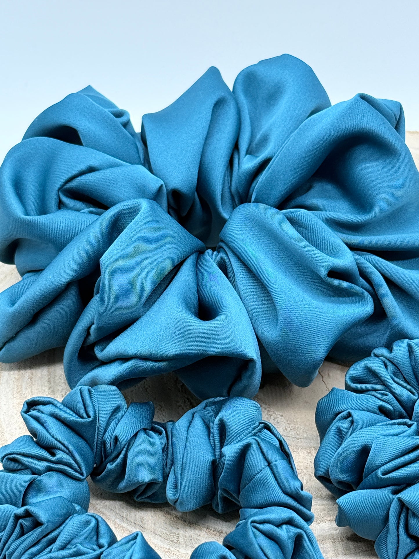 Satin Scrunchie Haargummi petrolgrün uni in vier Größen von XL bis XS