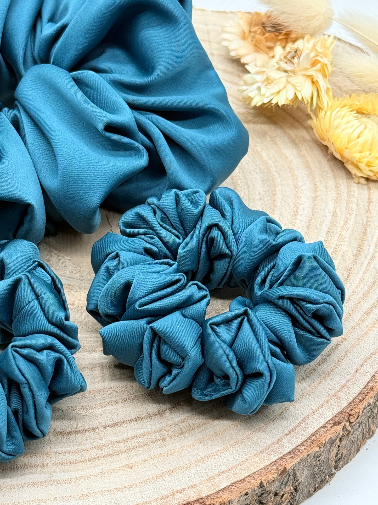 Satin Scrunchie Haargummi petrolgrün uni in vier Größen von XL bis XS