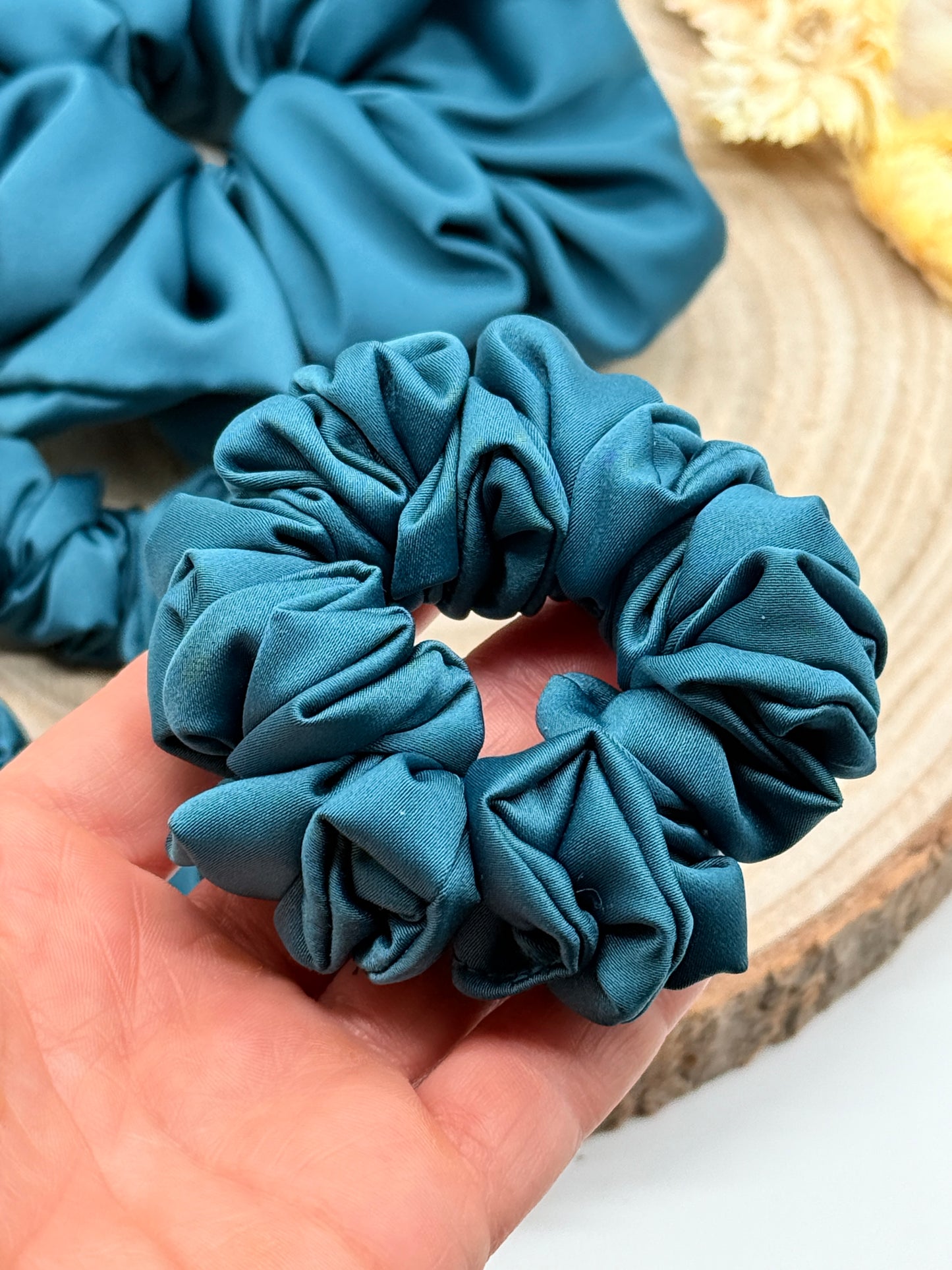 Satin Scrunchie Haargummi petrolgrün uni in vier Größen von XL bis XS