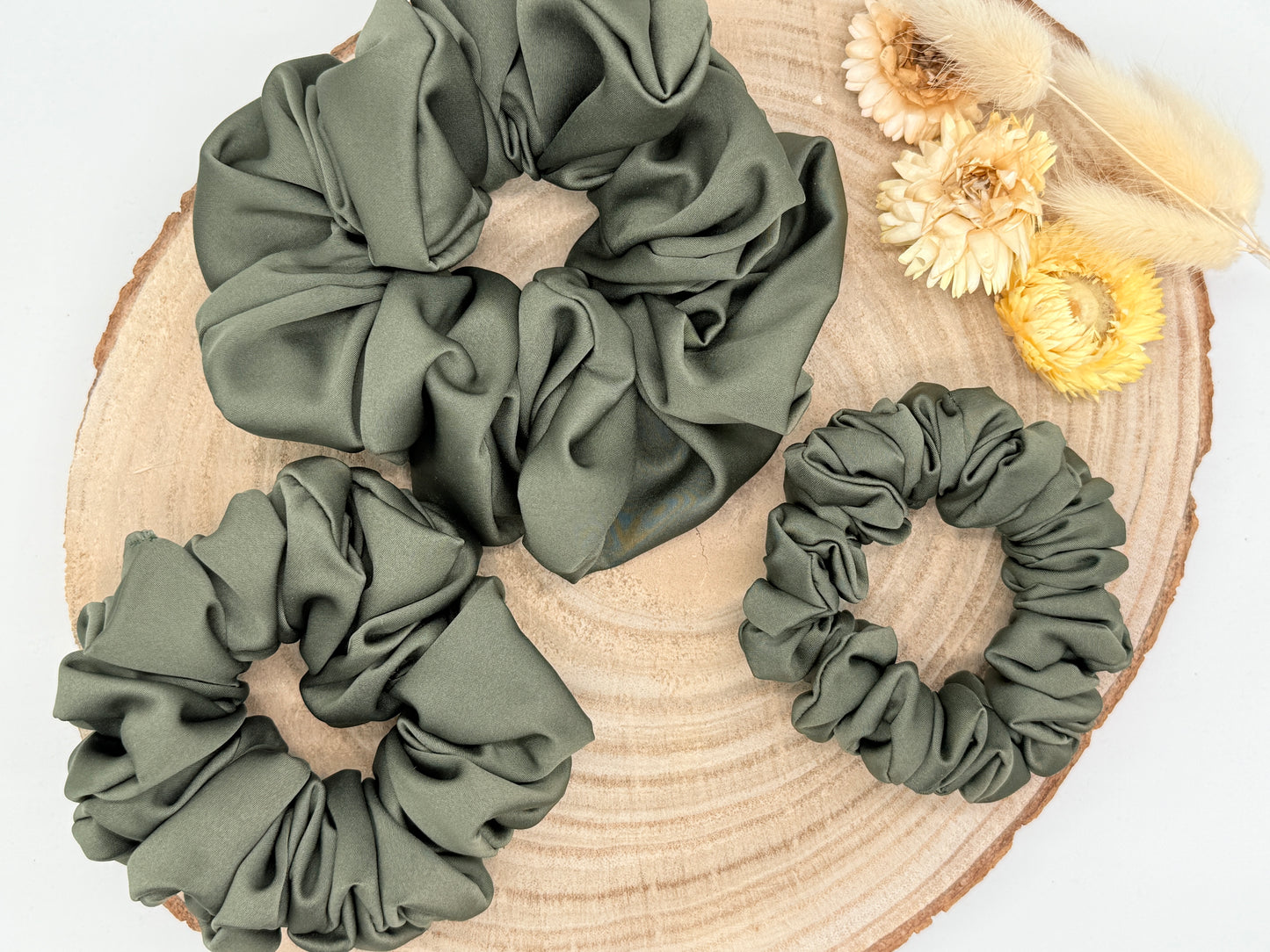 Satin Scrunchie Haargummi olivegrün uni in vier Größen von XL bis XS