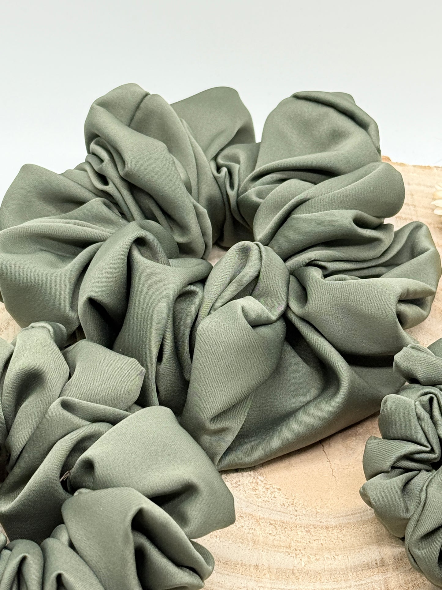 Satin Scrunchie Haargummi olivegrün uni in vier Größen von XL bis XS