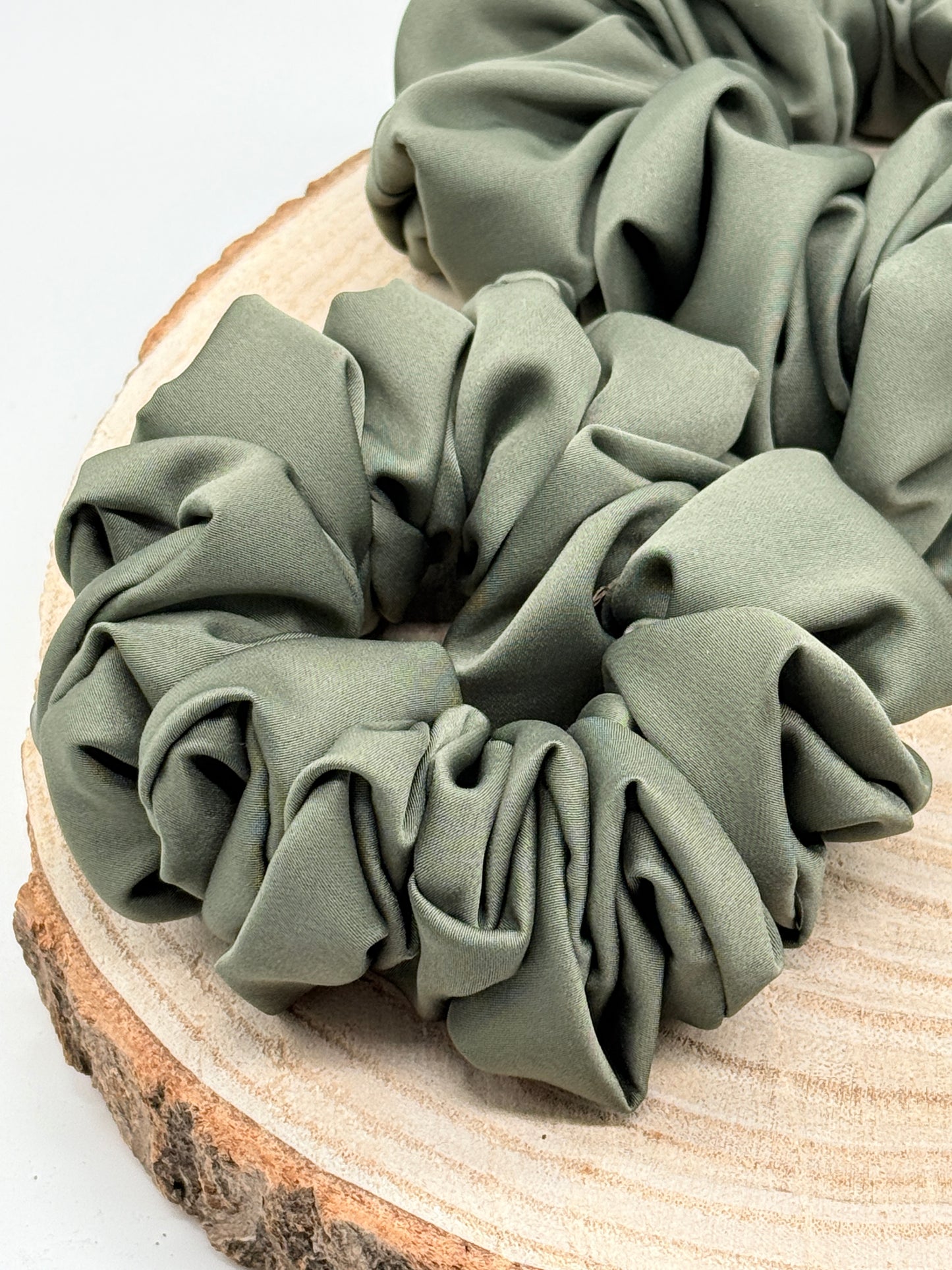 Satin Scrunchie Haargummi olivegrün uni in vier Größen von XL bis XS